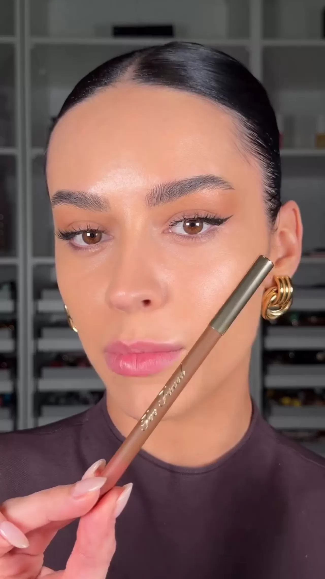 danielllestrada, Too Faced'in Çok Amaçlı Kalemiyle Dikkat Çekti