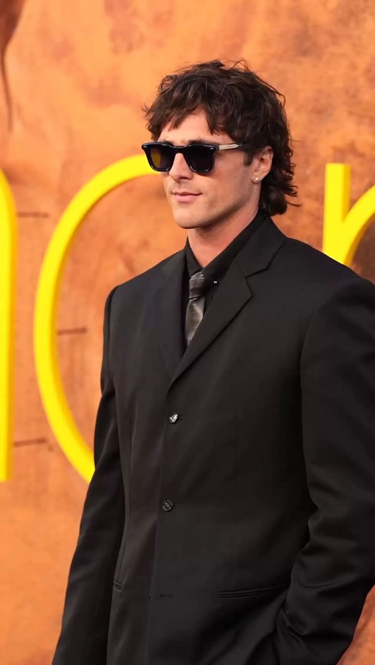 Jacob Elordi'nin Euphoria Stili: Mullet Saç ve Bottega Veneta Takımı