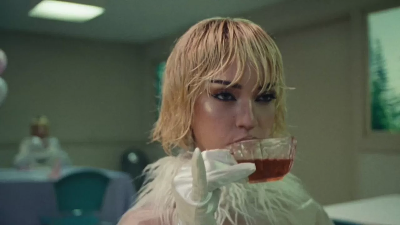 KATSEYE Yeni Single'ı PINKY UP ile Dinleyicileri Selamlıyor