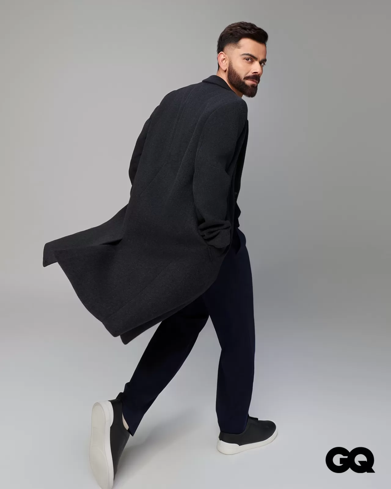 Virat Kohli, Johnnie Walker'ın 'Icon Meets Icon' Kampanyasında 'Keep Walking' Ruhunu Canlandırıyor