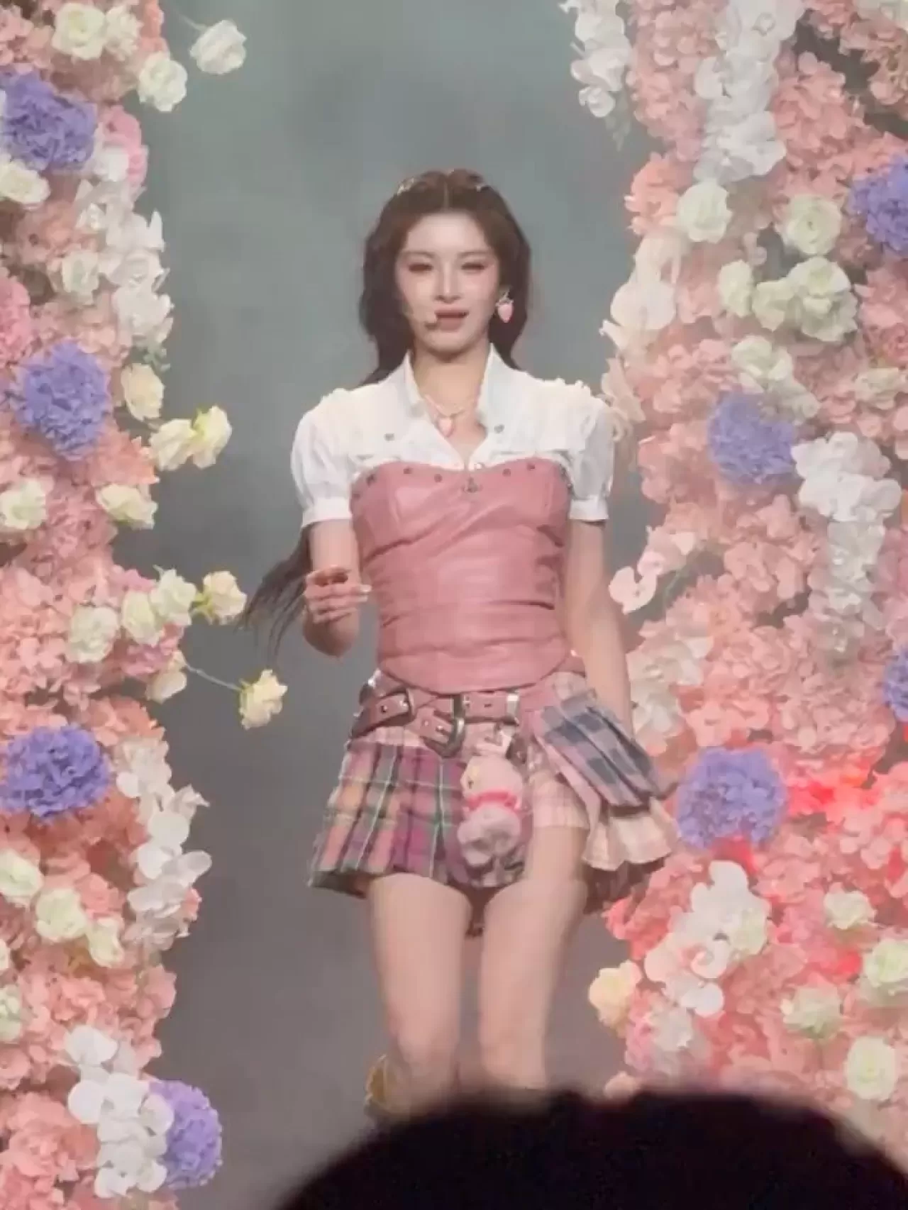 Yiren Hanzhou'da Hayranlarıyla Buluştu: EVERGLOW'un İkonik Performansı