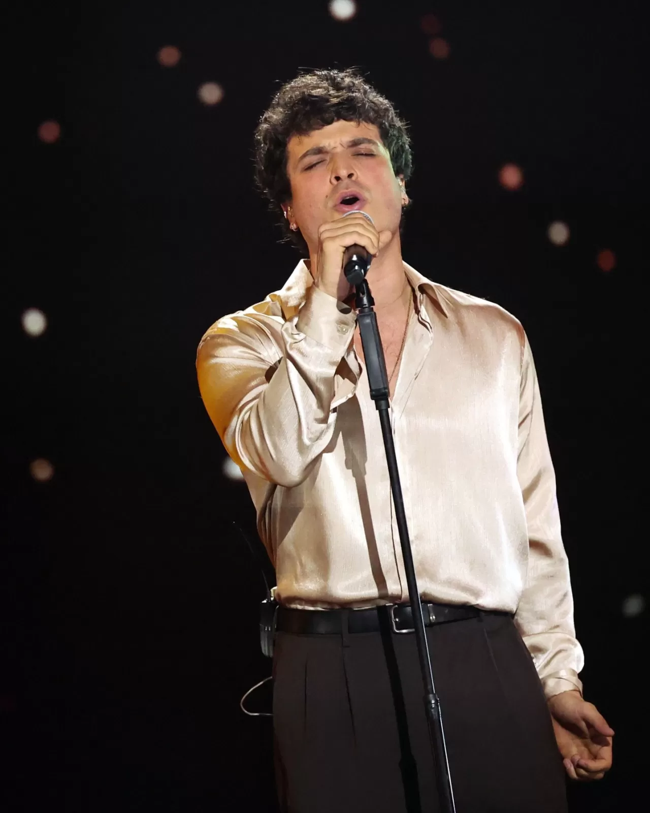 Leo Gassmann Sanremo Top'ta Emporio Armani'yi Seçti: İşte Stilin Perde Arkası