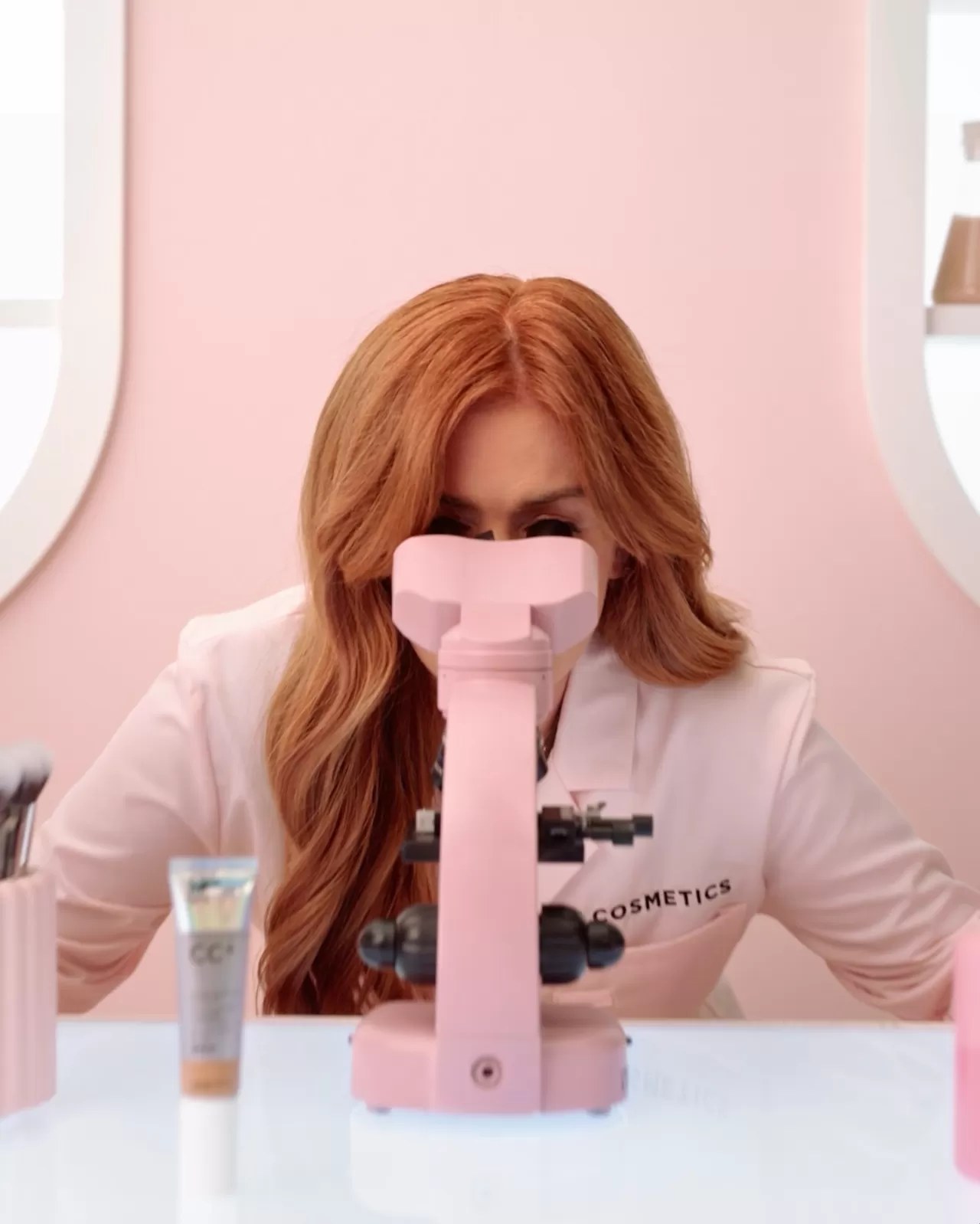 IT Cosmetics Laboratuvarında Yeni Bilim İnsanı ile Tanışın