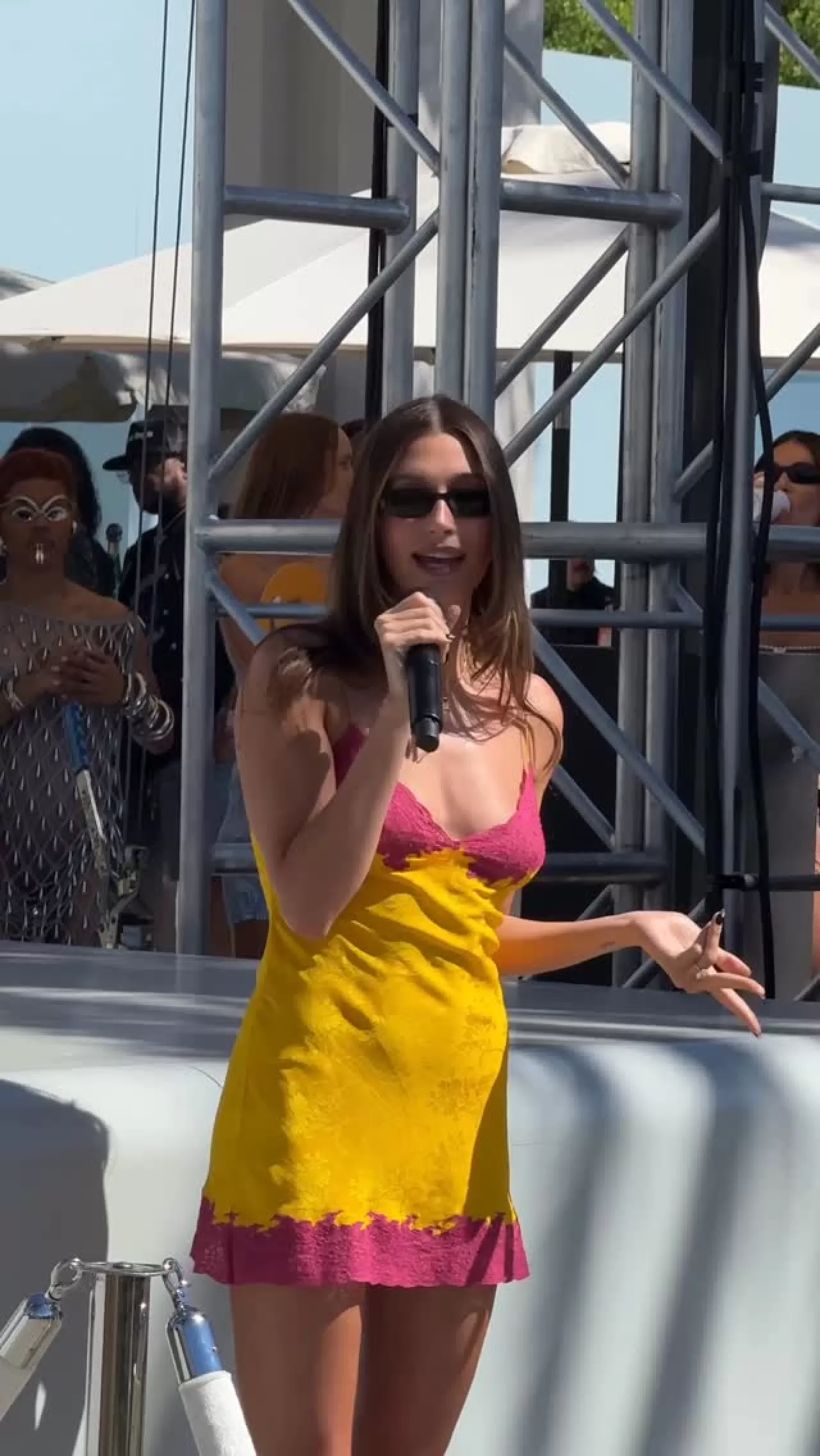 Coachella'da Bieberchella Fırtınası: Hailey Bieber'ın Vintage Dior Stili