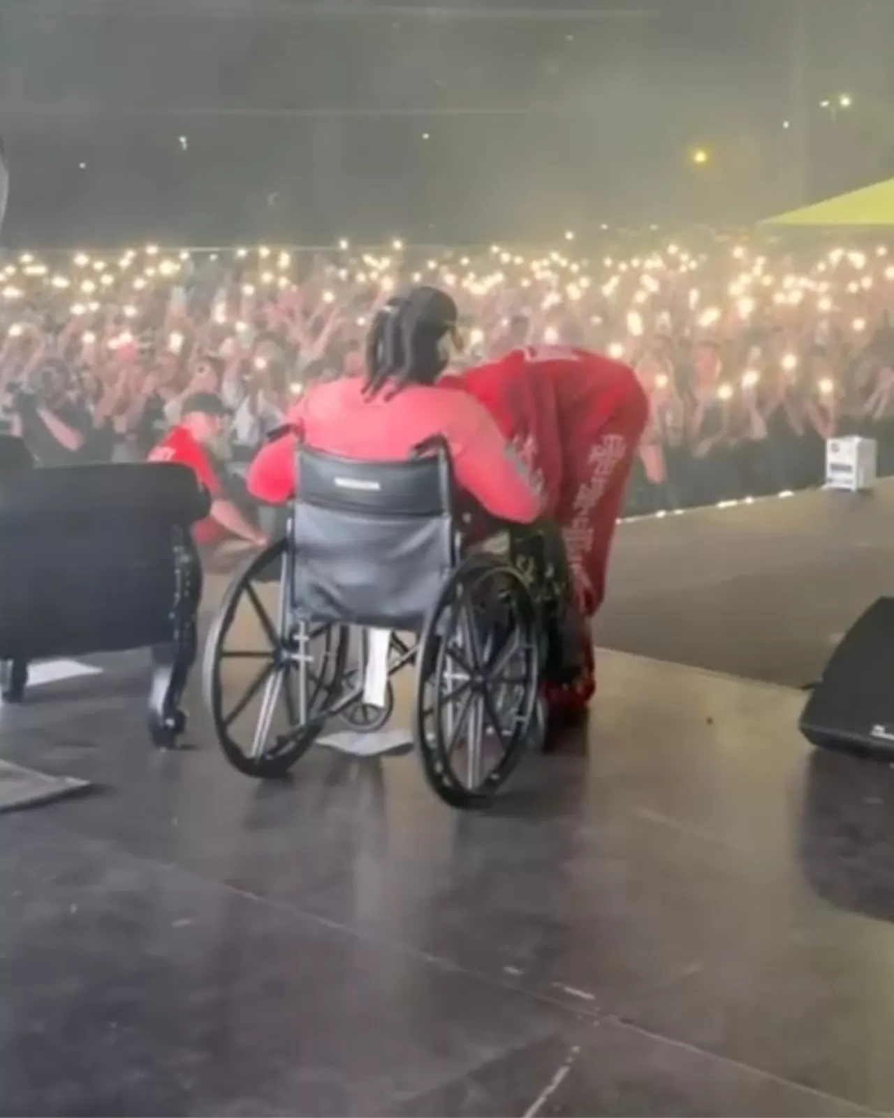 Offset Şaşırtıyor: Bacağından Vurulduktan Bir Hafta Bile Olmadan Sahneye Çıktı