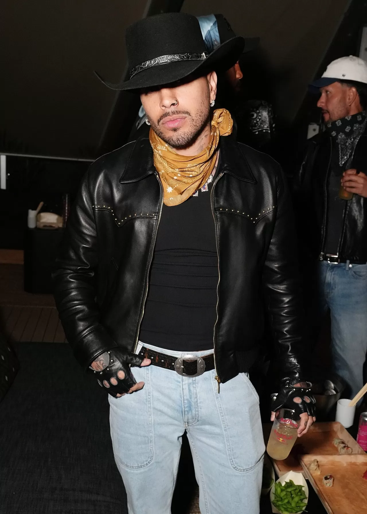 Rauw Alejandro Coachella'da Stiliyle Göz Kamaştırdı: Grillz, Kovboy Şapkası ve Bandana