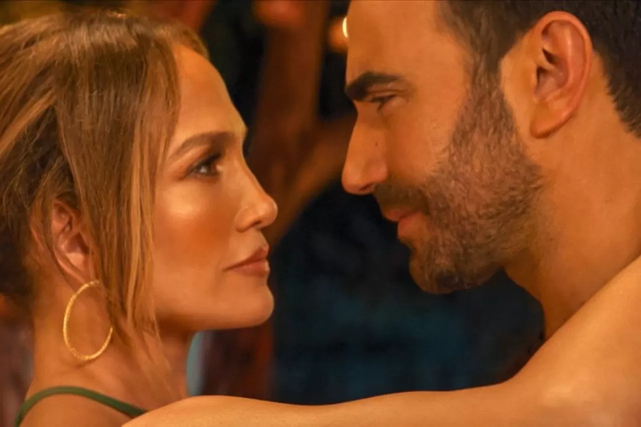 JLo'nun 'Office Romance' Filmi 5 Haziran'da Netflix'te! İlk Fragman