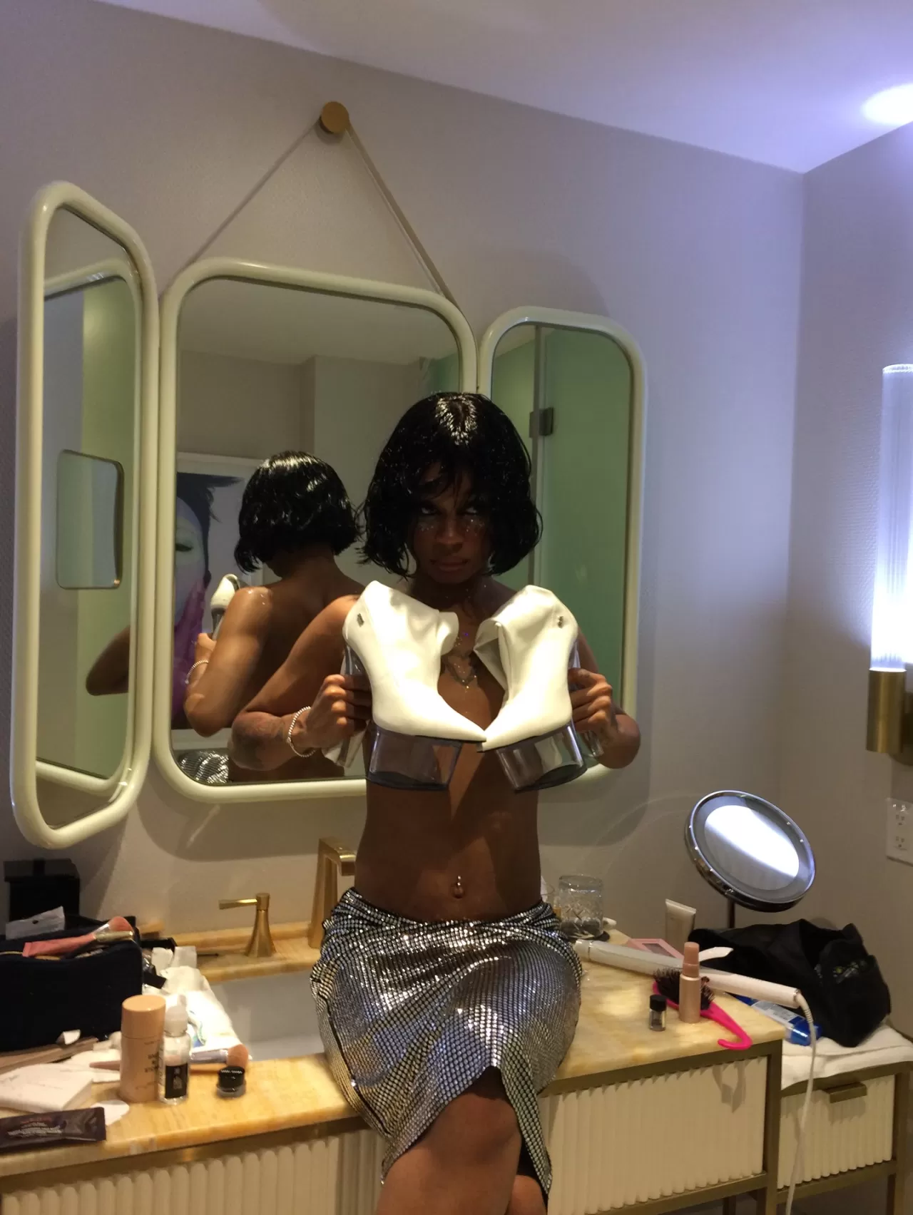 GCDS SS26 Koleksiyonu: Sadboi Pole Ankle Boots ve Sparkling Skirt ile Sahne Aldı