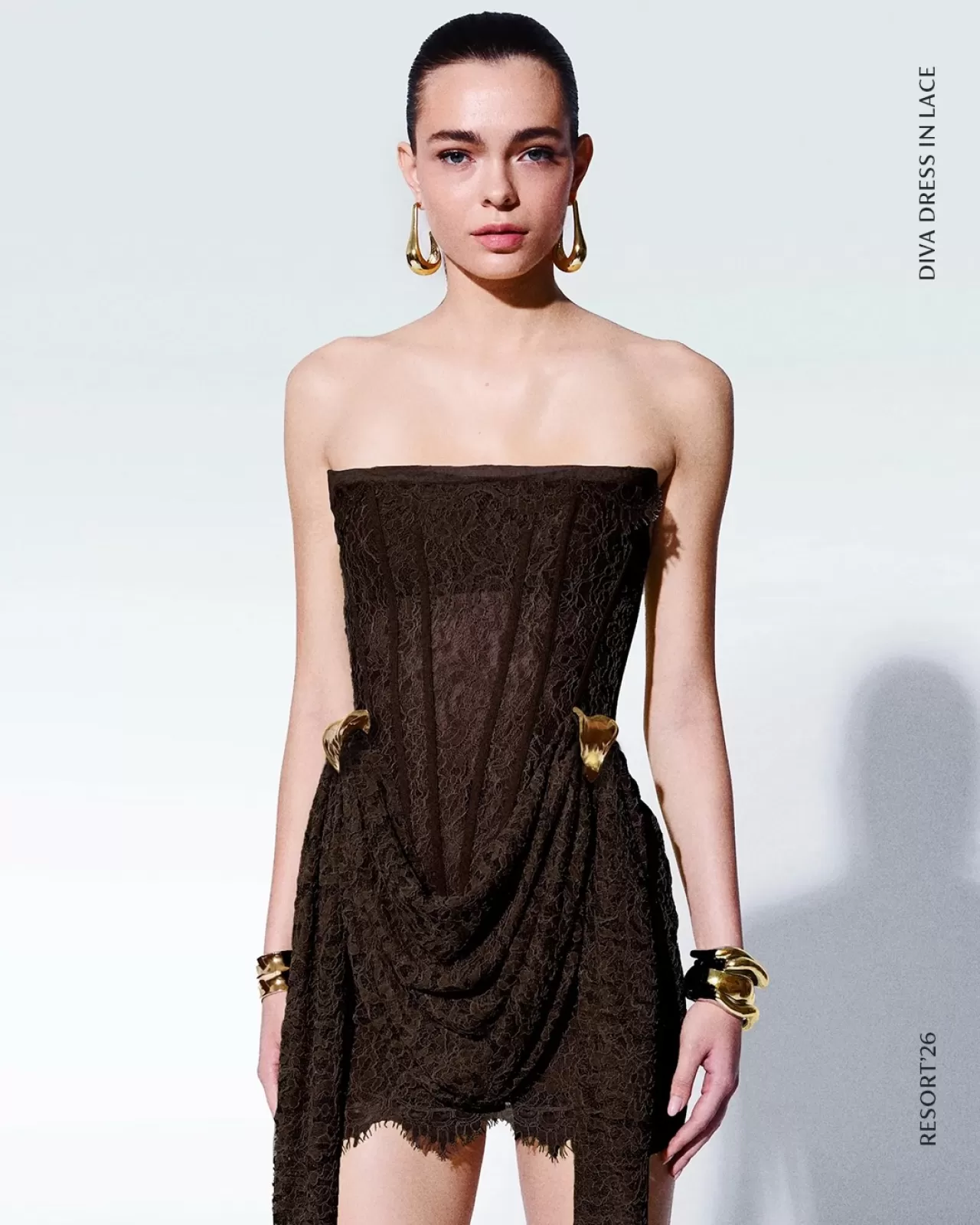 Zeynep Tosun'dan Dantel Dokunuşlu Diva Dress: Resort26 Koleksiyonu