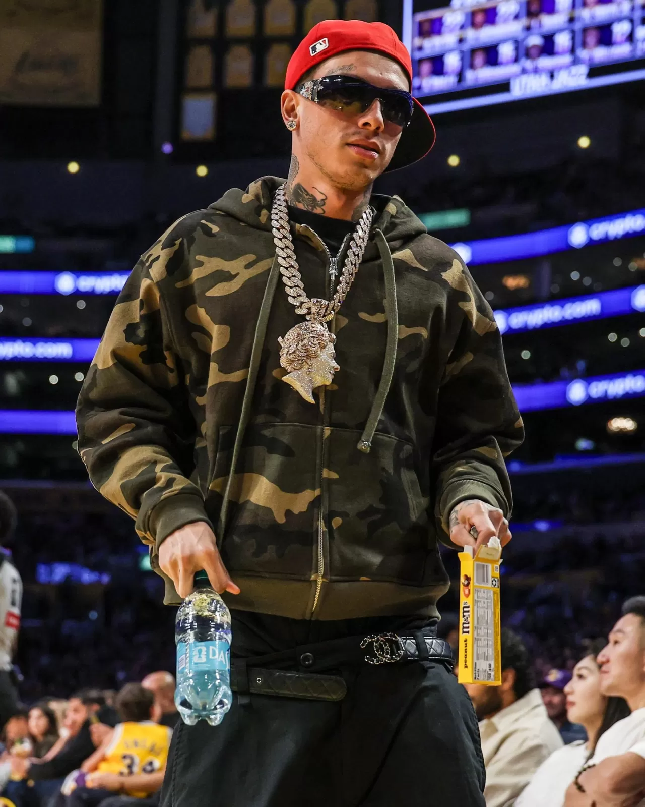 Central Cee, Lakers Maçında Kraliçe Elizabeth'in Yüzünü Taşıyan Göz Alıcı Kolyeyle Görüntülendi
