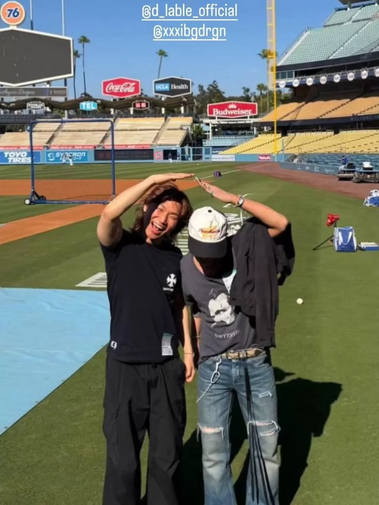 BIGBANG Üyeleri G-Dragon ve Daesung Los Angeles'ta Beybol Maçında