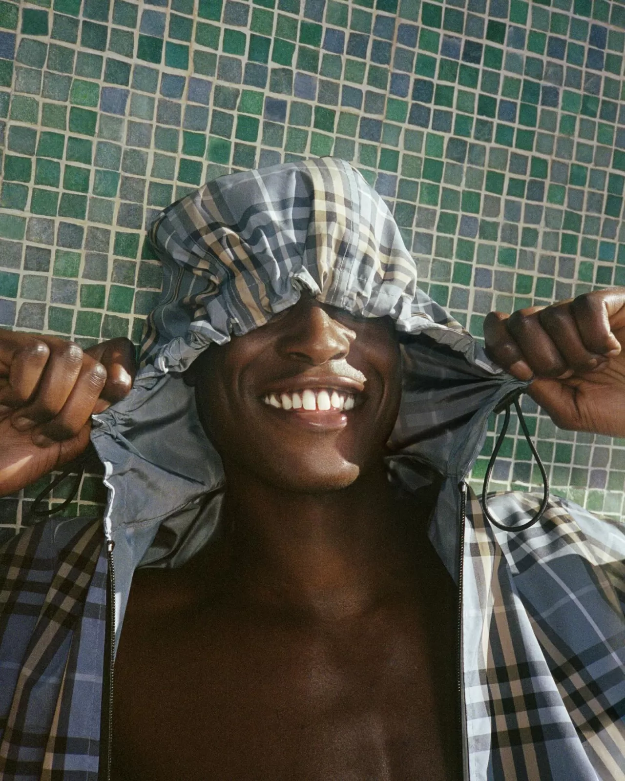 Burberry'nin 2026 Yaz Rüyası: Pastel Tonlarda İkonik Çizgiler