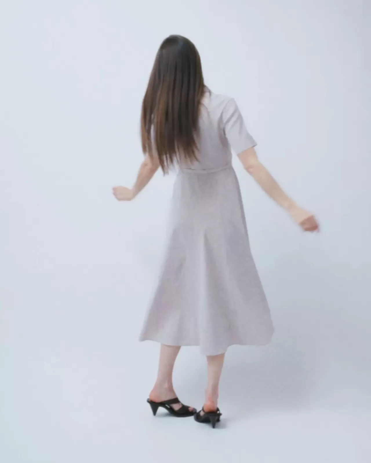 2026 Bahar-Yaz Keten Koleksiyonu: Theory'nin Hareket Özgürlüğü