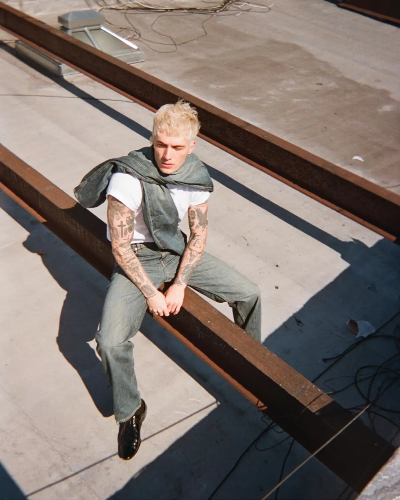 Helmut Lang'ın Yeni Yüzü: Tanner Reese ve Köpeği Cash Disposable Kamera ile New York'ta