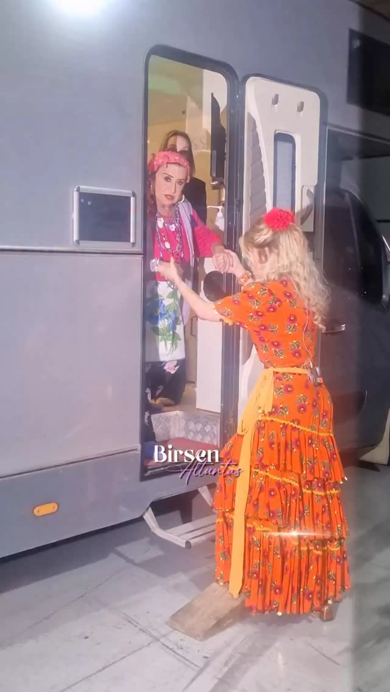 Gülben Ergen'den Perran Kutman'a Sahne Arkası Desteği