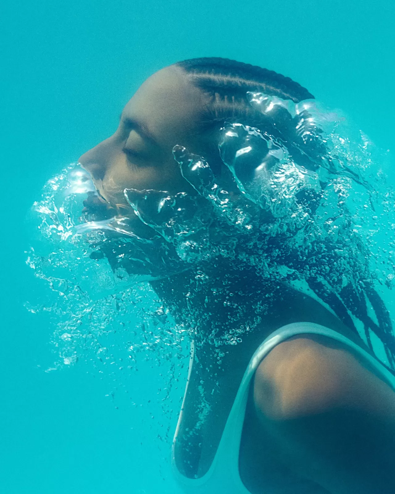 Sacha Quenby Su Kenarında Burberry Check Taşıdı