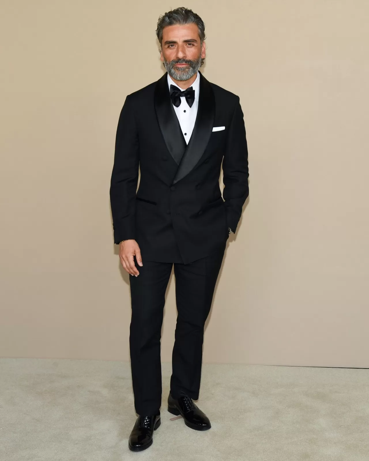 Oscar Isaac, Brunello Cucinelli Belgesel Galasında Mükemmel Smokinle Sahne Aldı