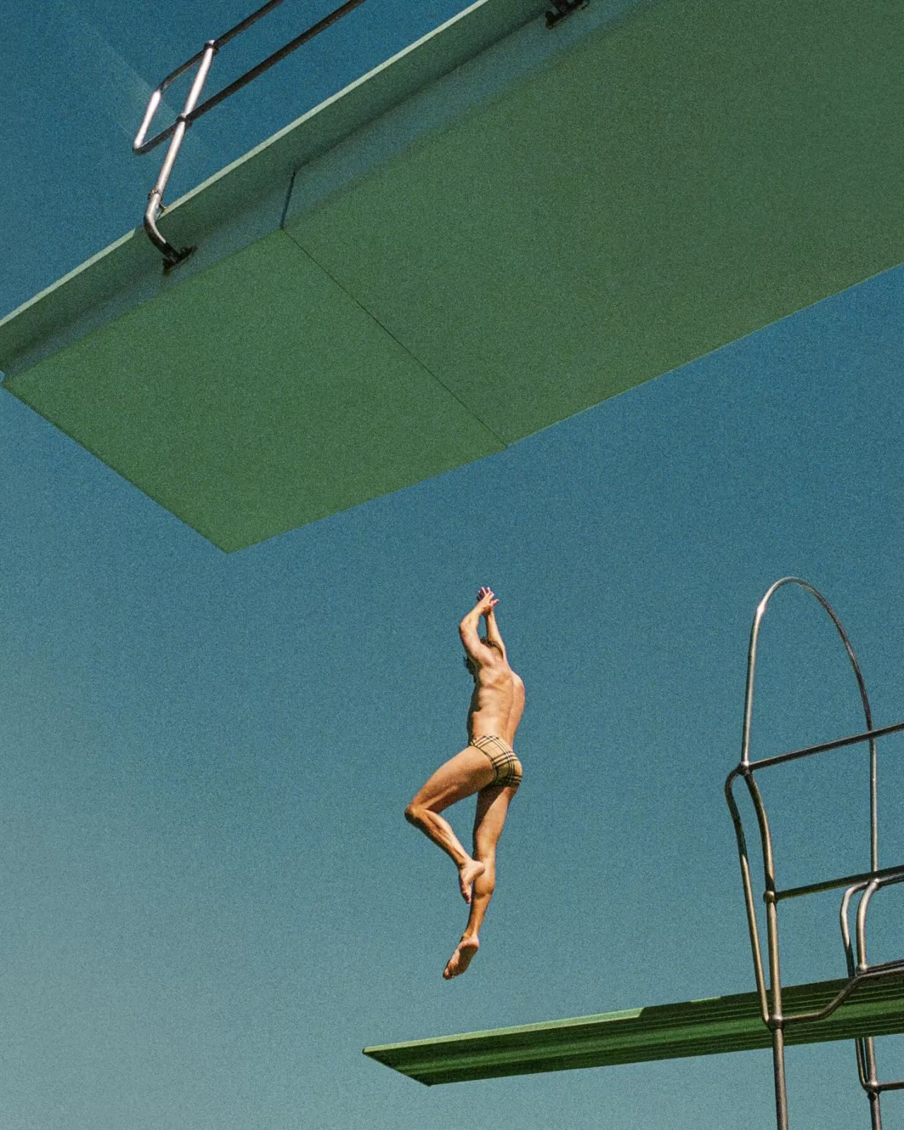 Burberry Check Trimli Senkronize Mayolar Koleksiyonu ile Dikkat Çekiyor