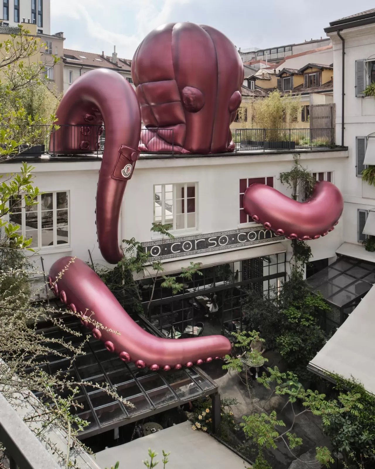 Moncler'in Dev Puf Maskotu: 'Have a Puffy Summer' Pop-Up Milano'da