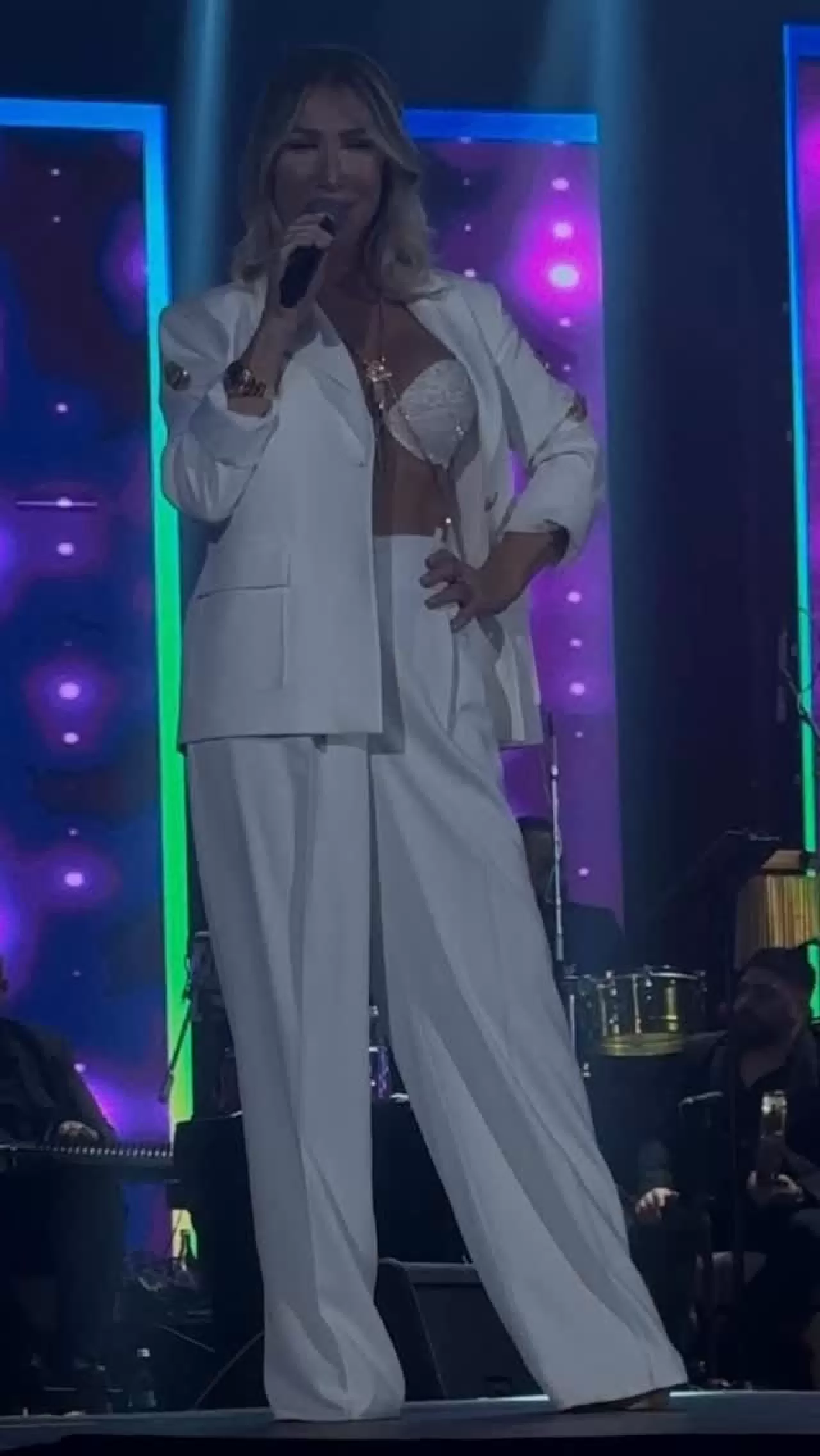 Seda Sayan Stardust'ta sahne aldı: Tasarımcı Özlem Yağız ile keyifli gece