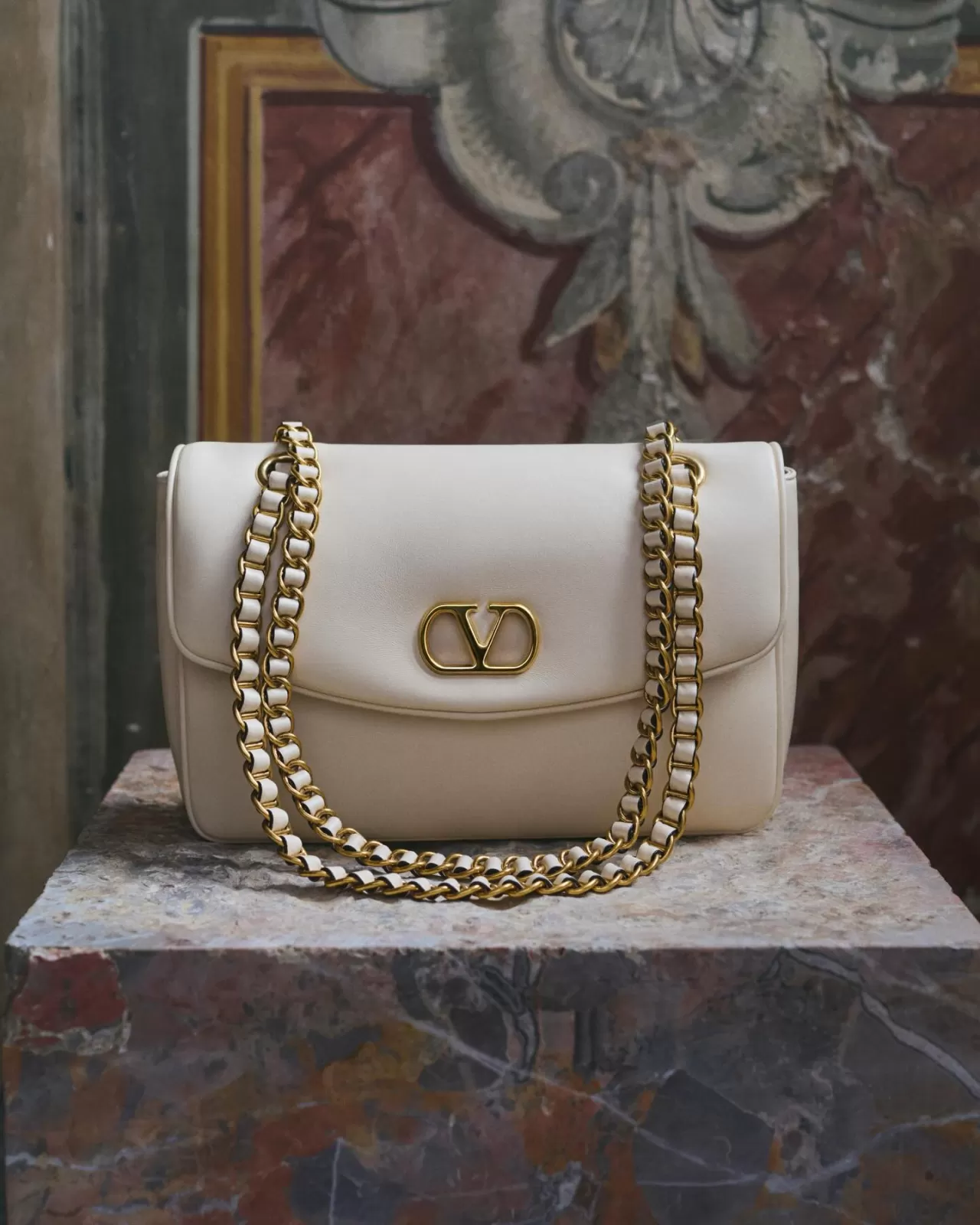 Valentino Garavani Djuna Çantası Yeni Renk Seçenekleriyle Şıklığını Konuşturuyor