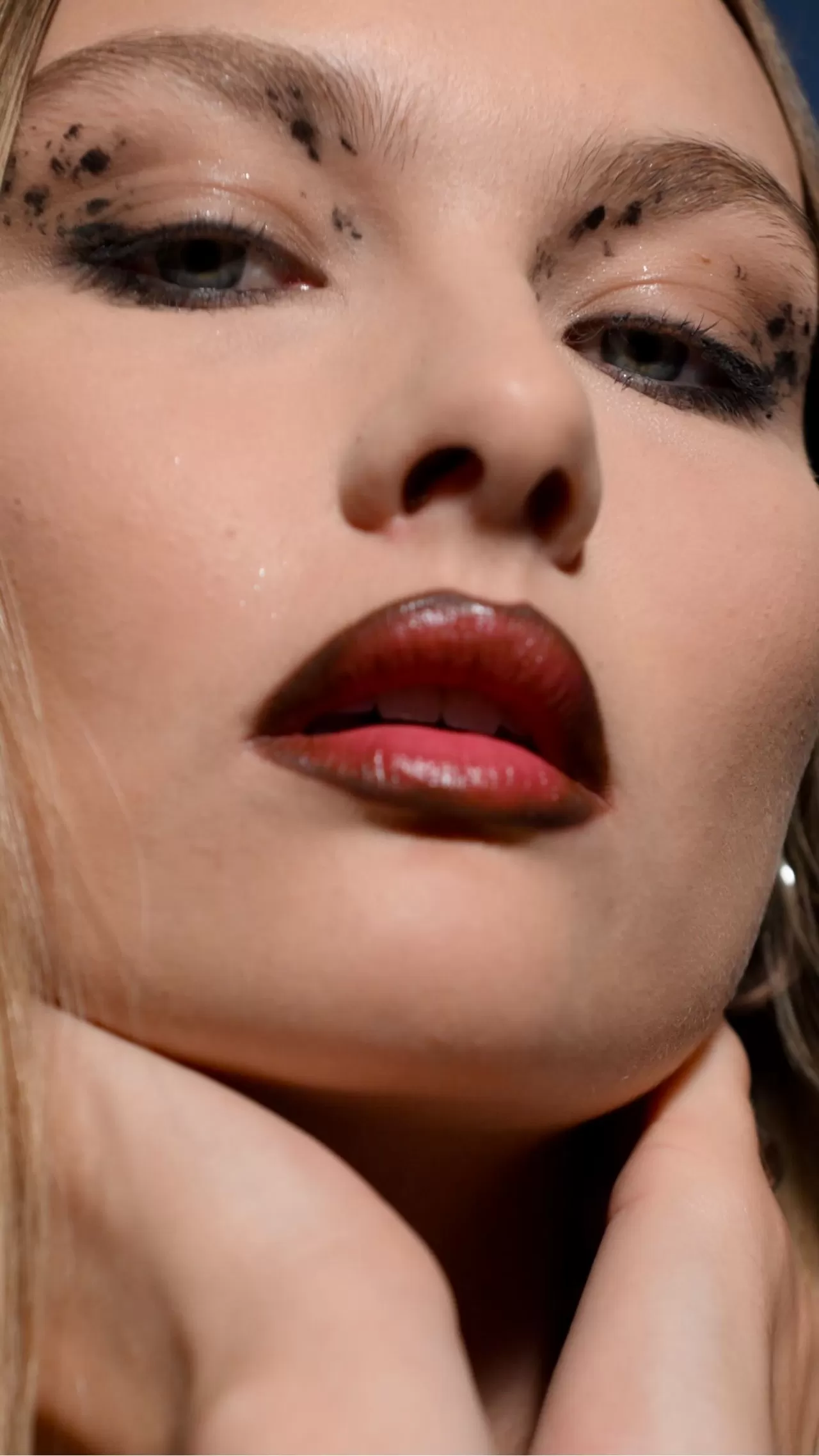 Urban Decay'dan Grunge Festival Makyajı: Stamping Tekniğiyle Smoked Out Gözler