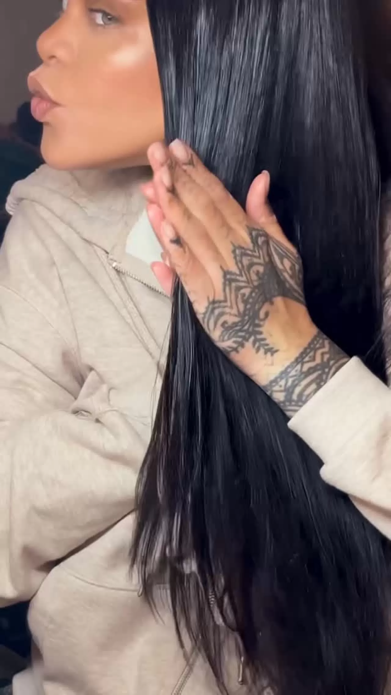 Rihanna'dan Saç Bakımında Devrim: 9'u 1 Arada Tedavi Yağı 