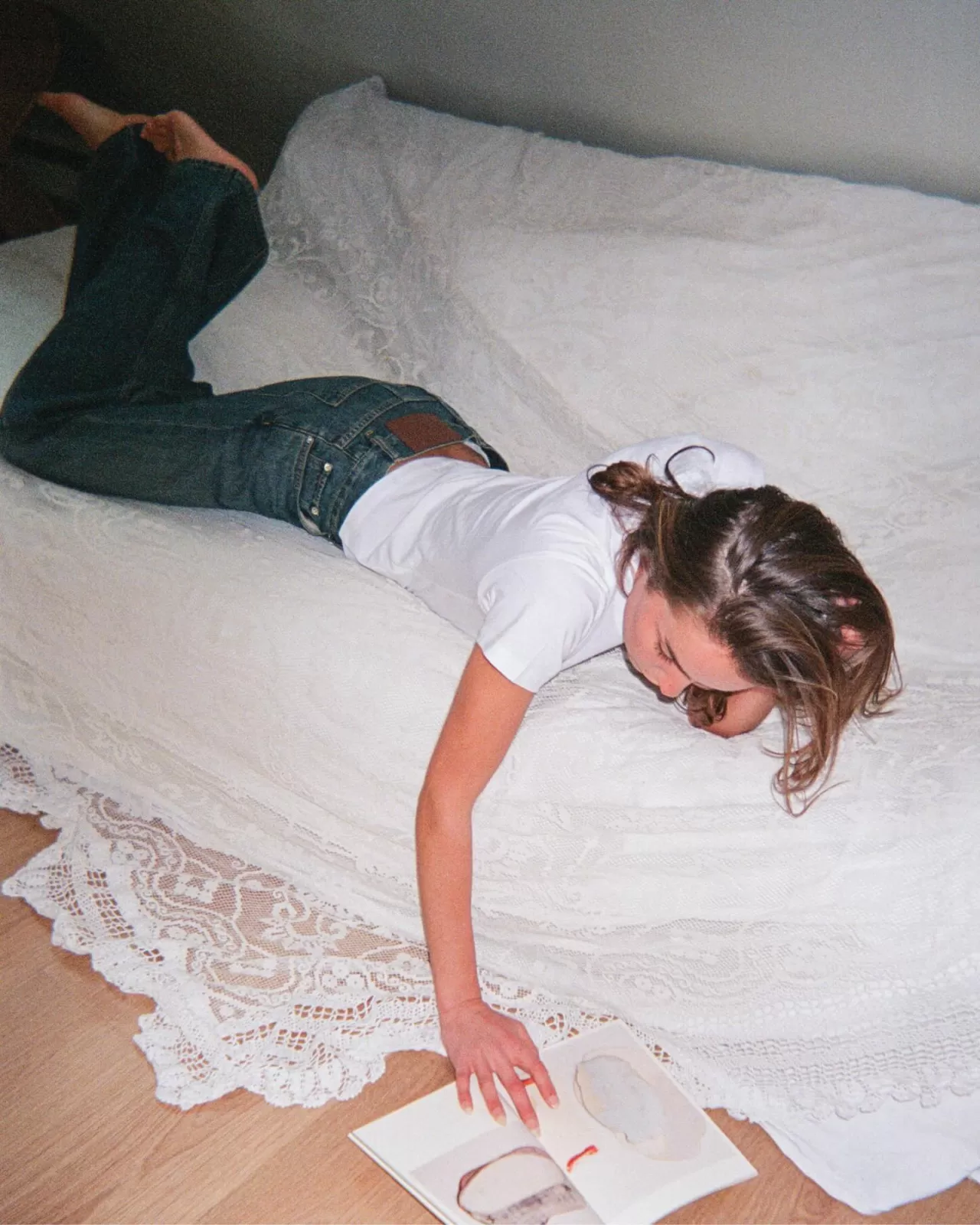 Helmut Lang'ın Yeni Koleksiyonu Paris'te Grace Brosnan ile Tanıtıldı