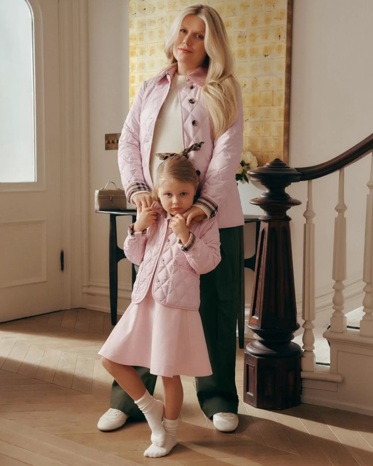 Theodora Richards ve Ailesi: Burberry'de Nesiller Boyu Stil Uyumu