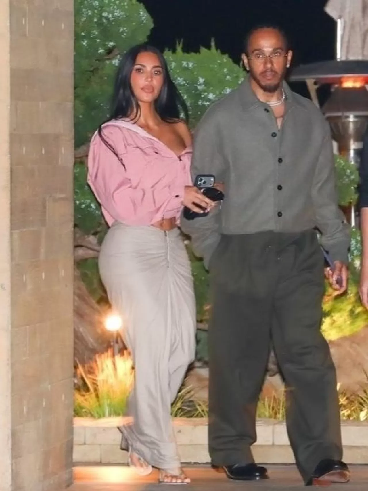 Kim Kardashian ve Lewis Hamilton Malibu'da Koordine 'Groutfit' Stiliyle Görüntülendi