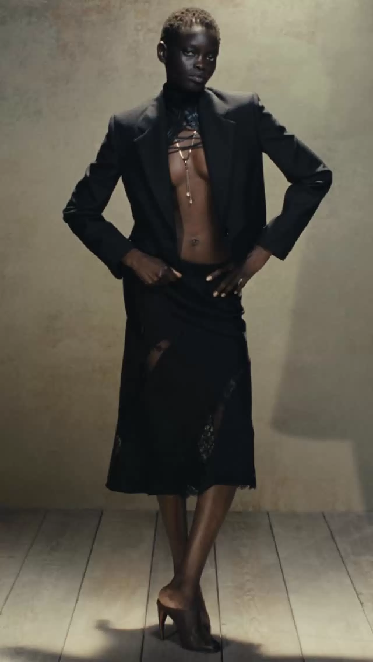 Alexander McQueen 2026 İlkbahar-Yaz'da Manta Clutch ve Horn Heel Mules