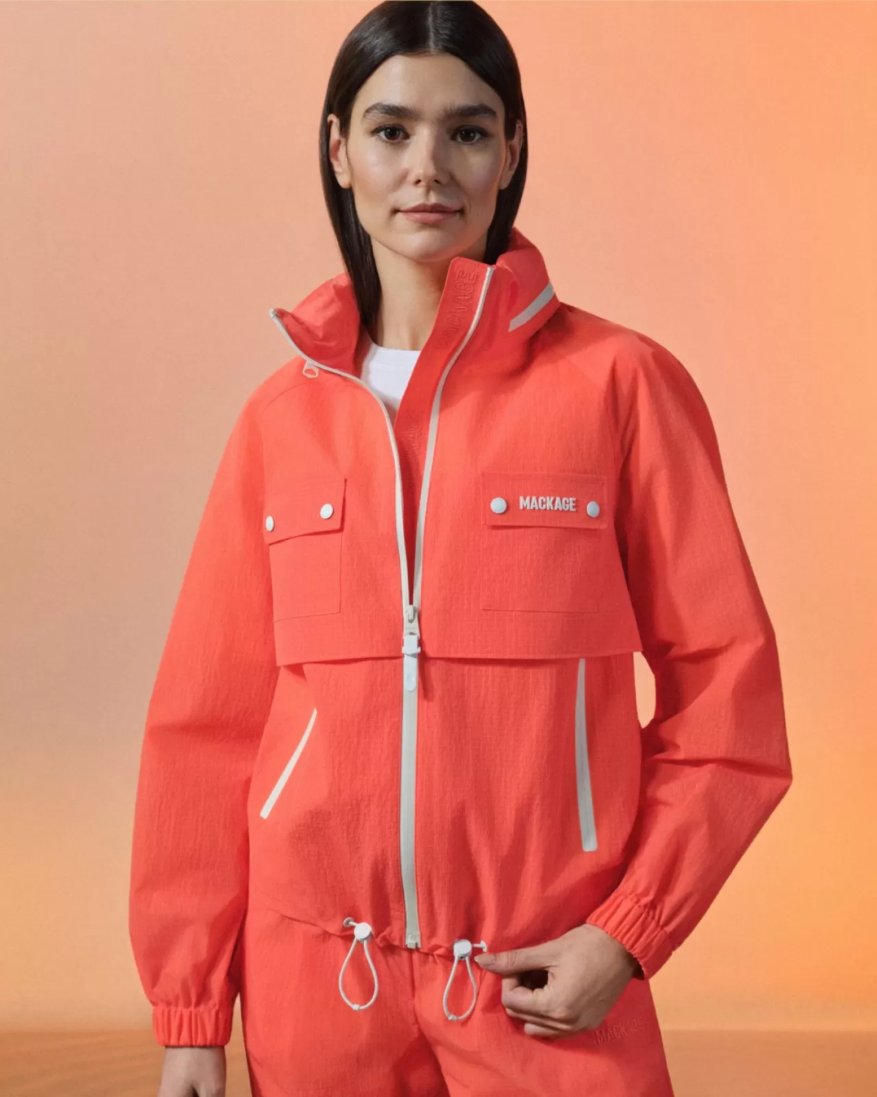 Mackage Devorah Yağmurluk: Sürdürülebilir Lüks ve Teknik Detaylar