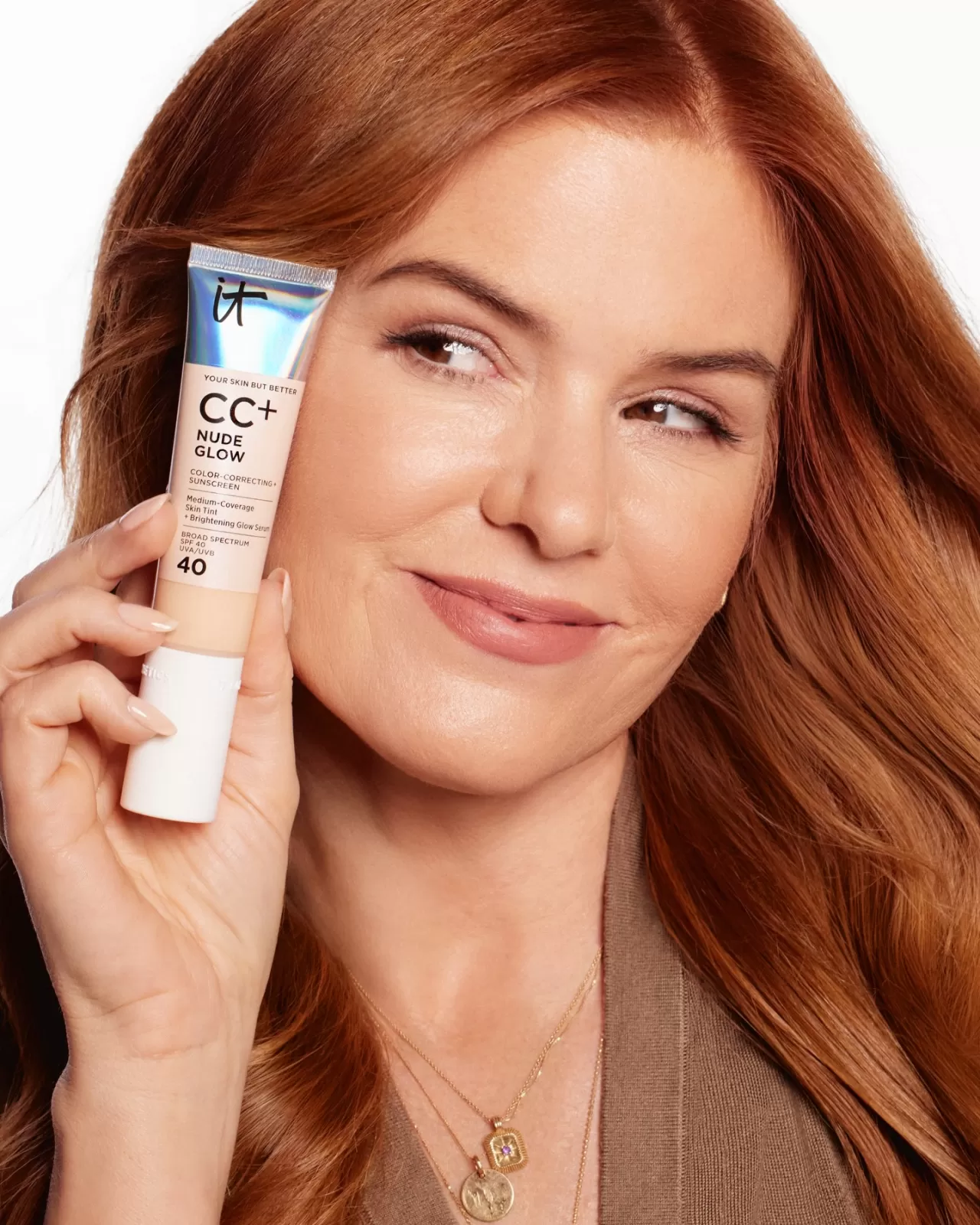 Isla Fisher'ın Parlayan Cilt Sırrı: IT Cosmetics CC Nude Glow İle Tanışın