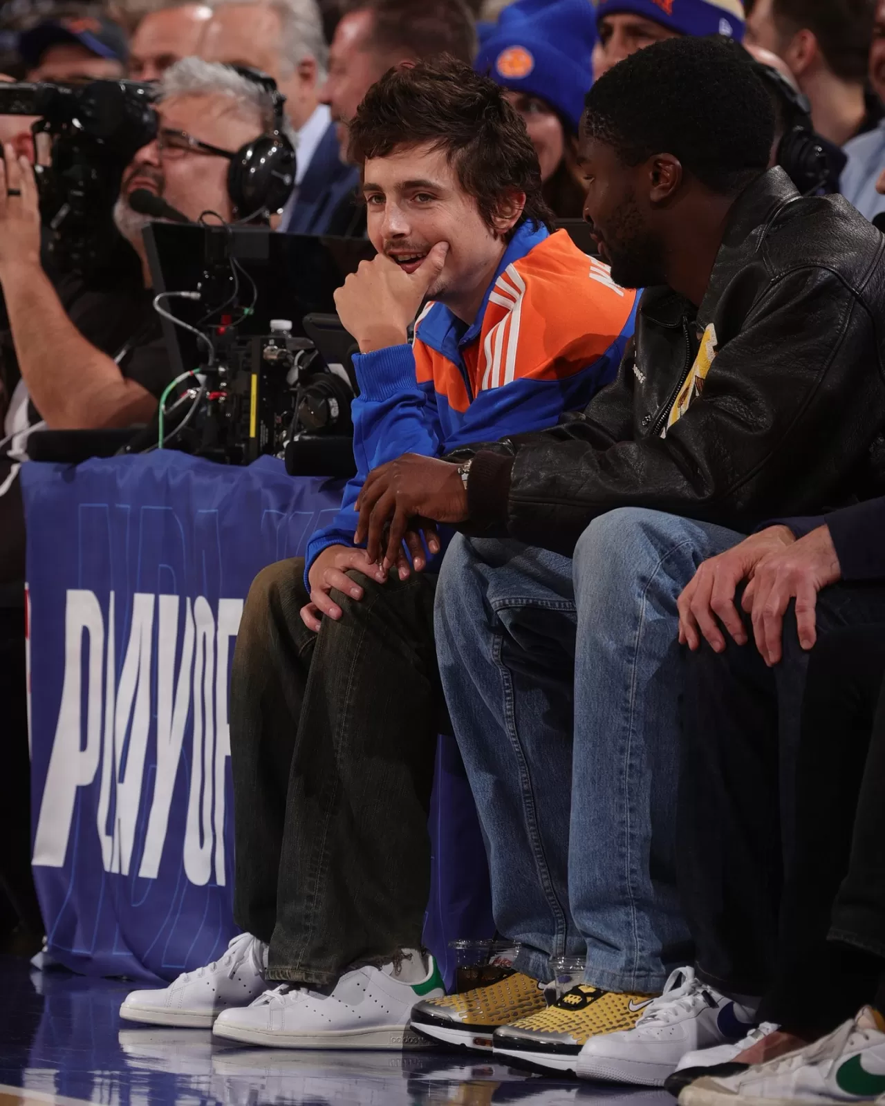 Timothée Chalamet'in Klasik NBA Tribün Stili Modada Konuşuluyor