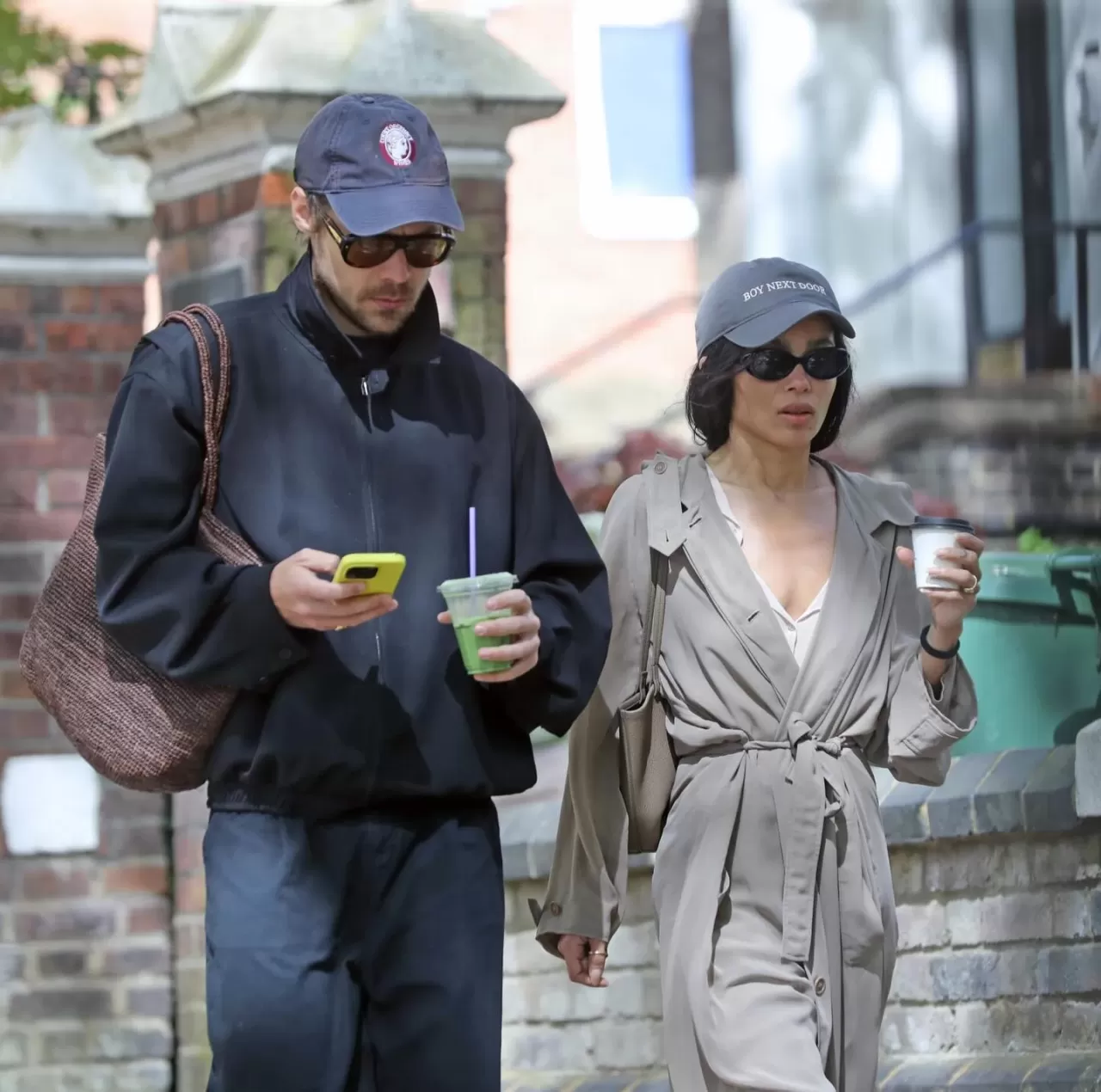 Harry Styles ve Zoë Kravitz, Londra'da 'Şapka Uyumu' ile Dikkat Çekti