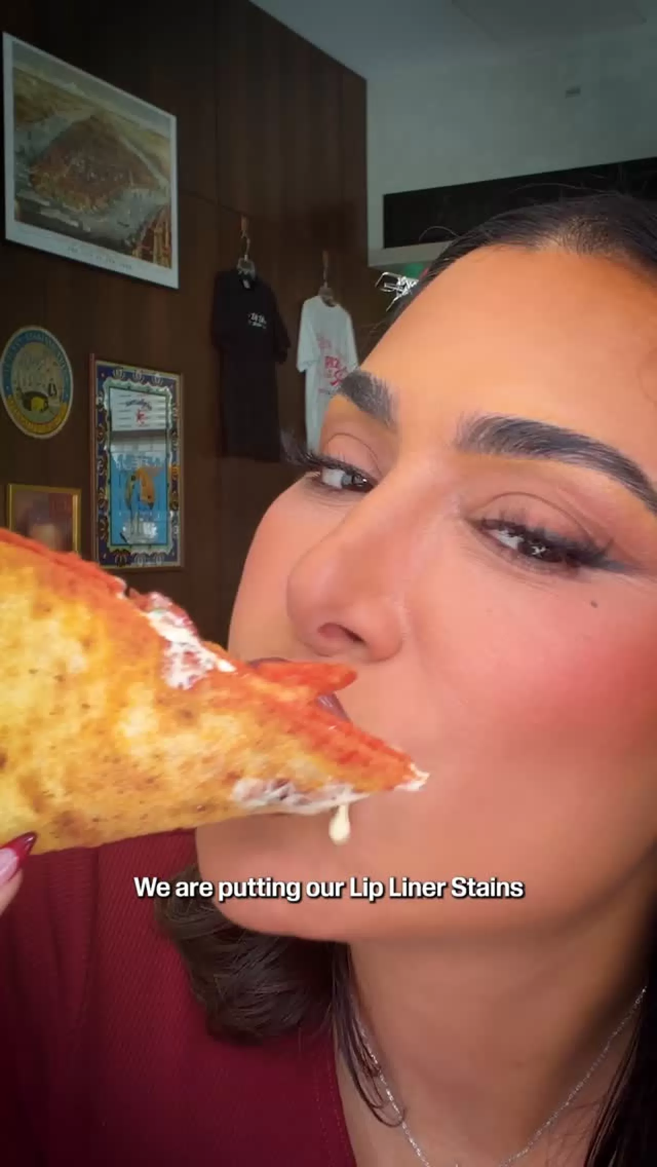 Yağlı Yiyecekler Makyajı Nasıl Etkiler? Uzmanlar Açıklıyor