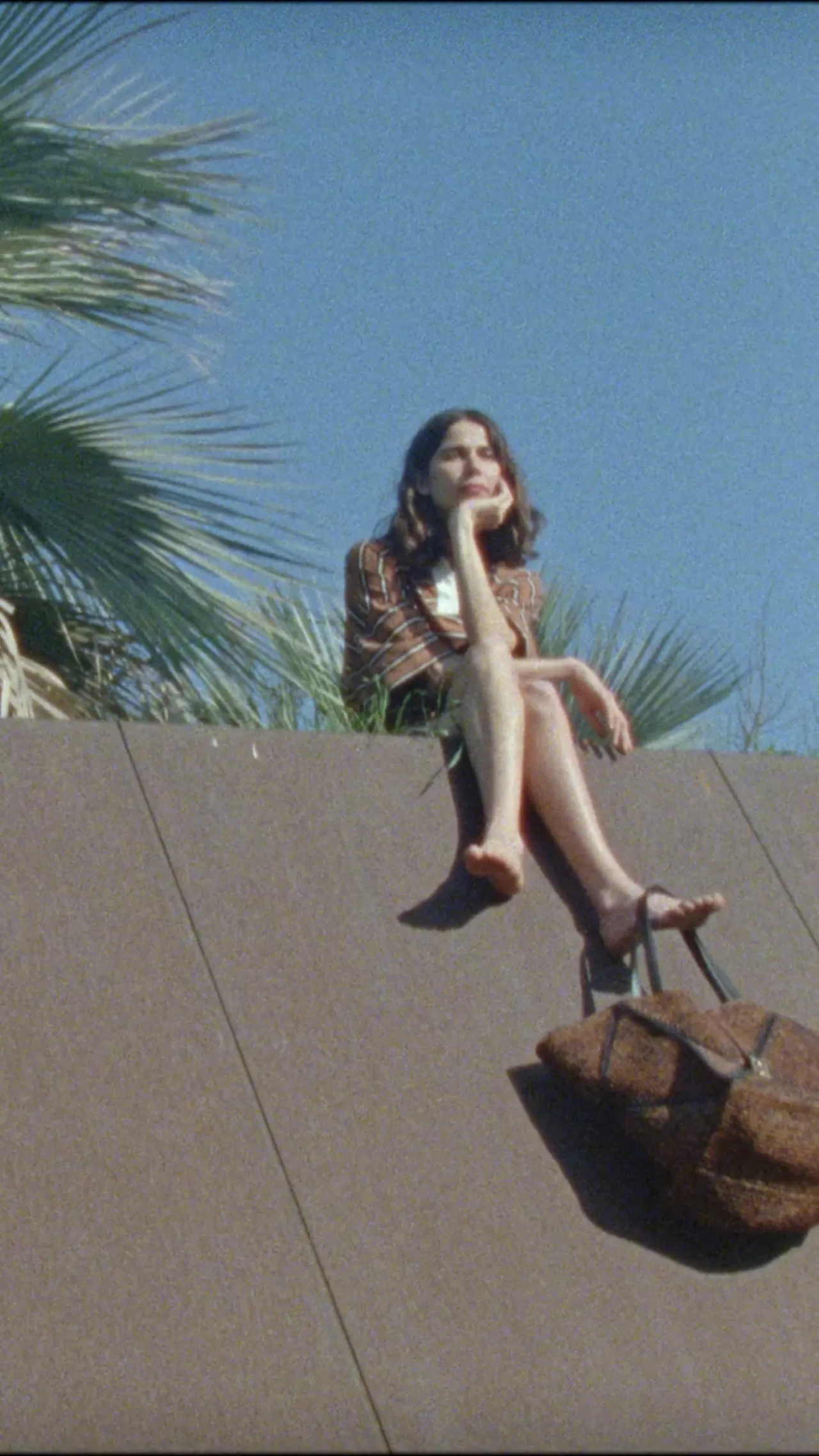 Nanushka İkonik Çantasını Yeni Renk Seçenekleriyle Geri Dönüyor