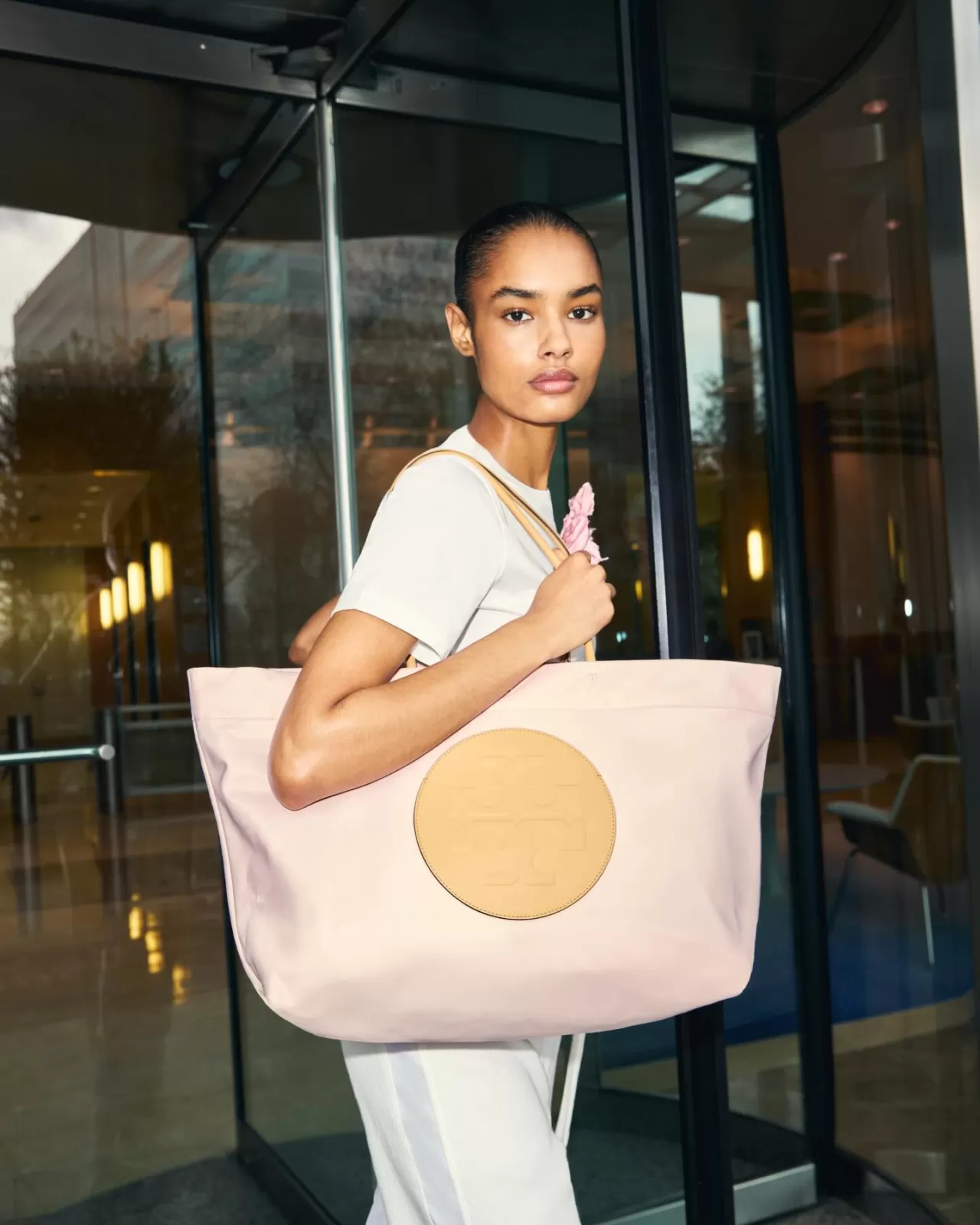 Tory Burch Geri Dönüştürülmüş Naylon Çanta ile Sürdürülebilir Modada