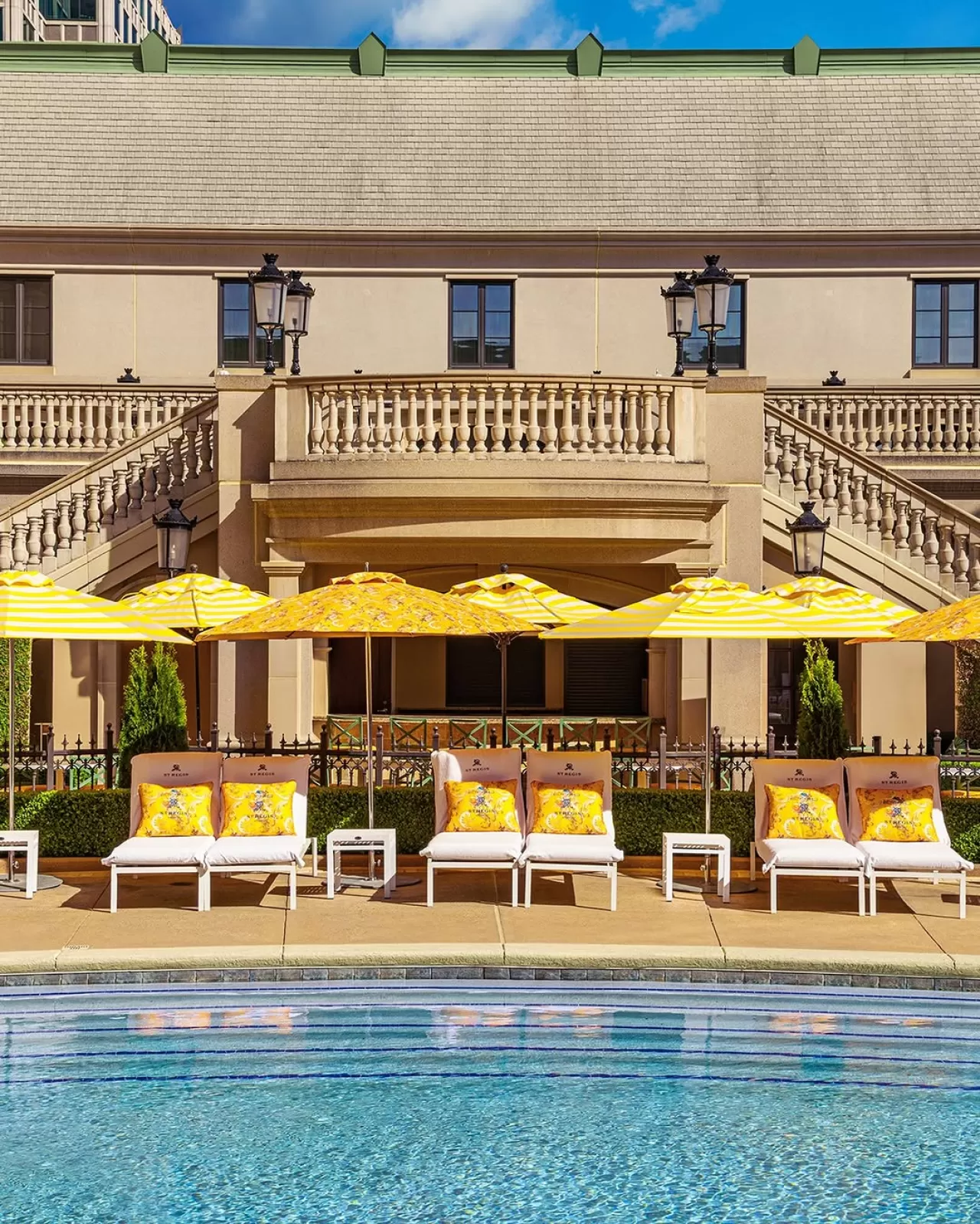 Etro, St. Regis Atlanta Havuz Alanını Paisley Desenleriyle Yeniledi