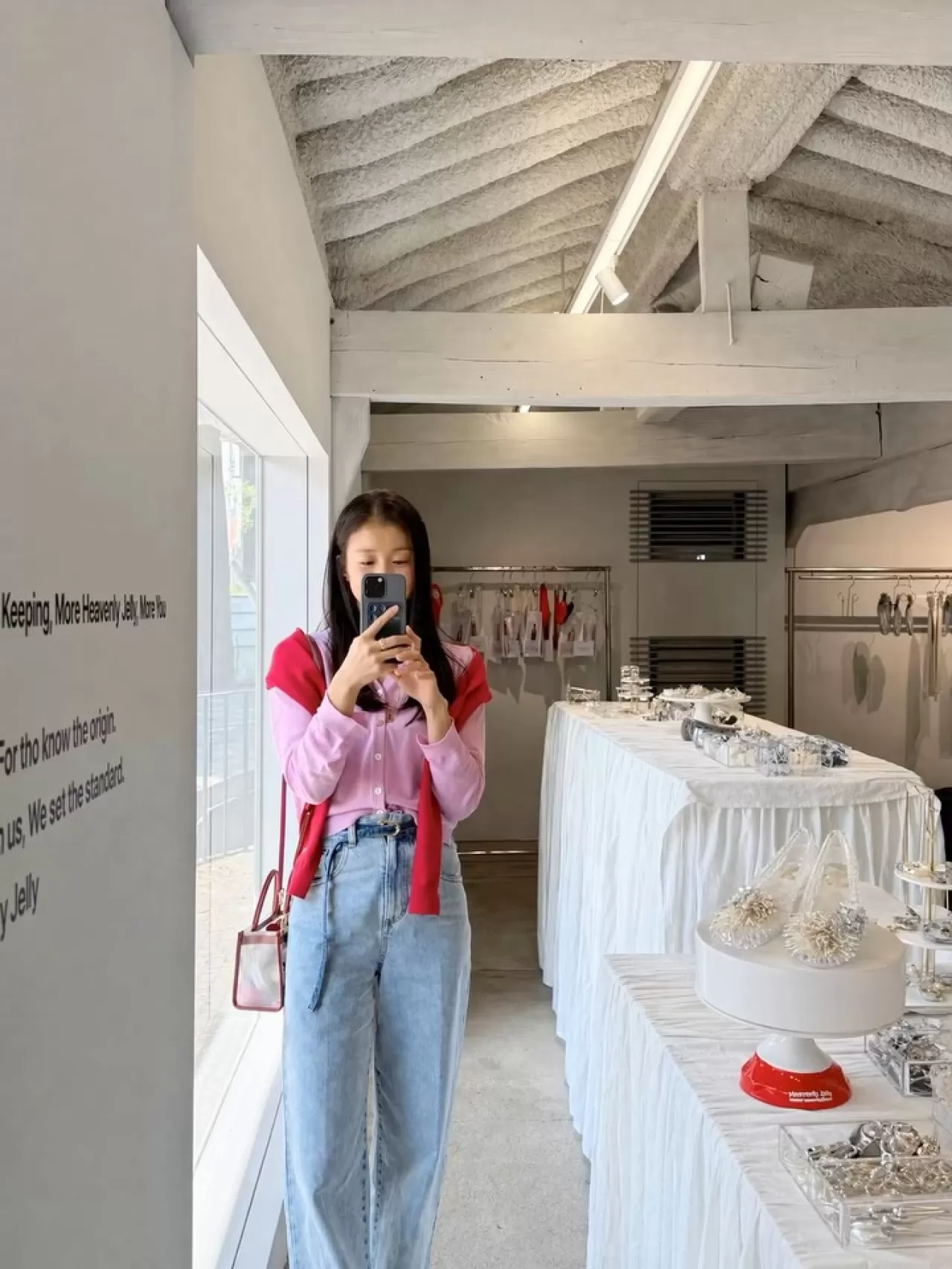 Heavenly Jelly Mağazasından Üç Çift Jelly Ayakkabıyla Dönen Kadın: "Rengarenk Seçenekler İçinde Bayıldım"