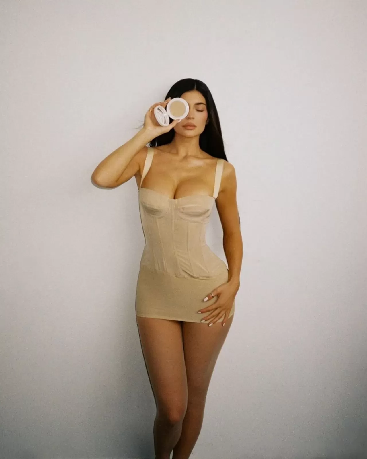 Kylie Cosmetics Pudra Fondöten Duyurdu: 12 Saate Kadar Kalıcılık