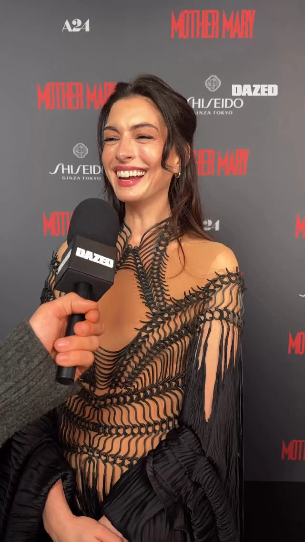 Anne Hathaway, Mother Mary Prömiyerinde Dazed'a Konuştu