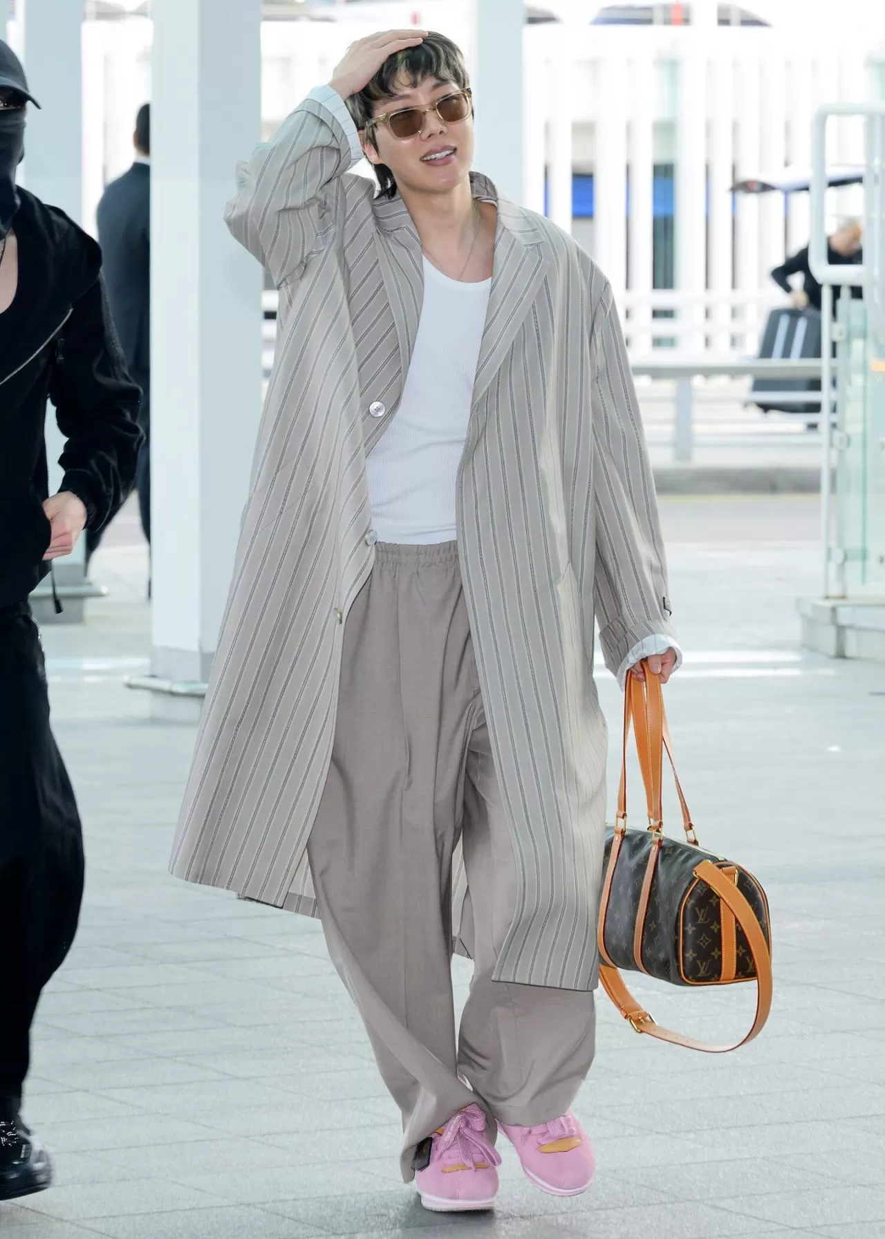 J-Hope Seul Havalimanında Louis Vuitton Needle Çantasıyla Işıldadı