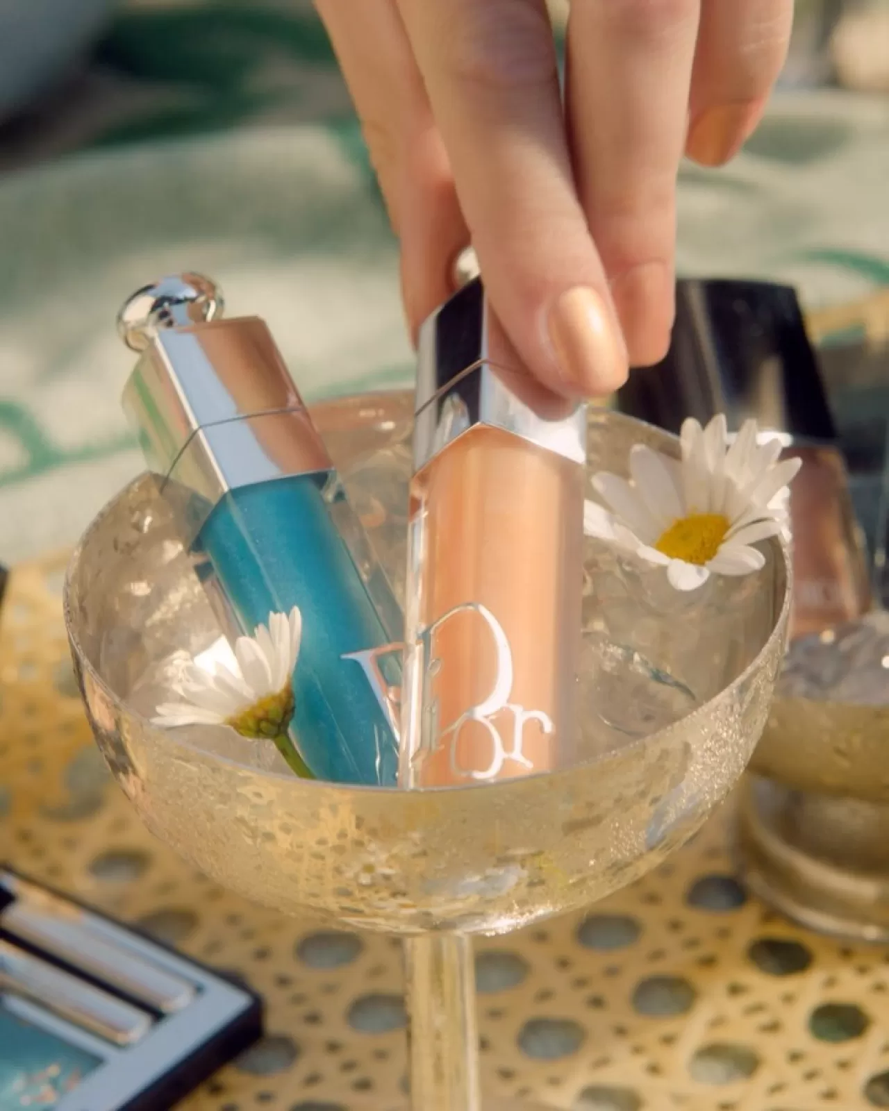 Dior'dan Yazın Işığını Yansıtan Mercan Tonları: Provence'tan Görseller