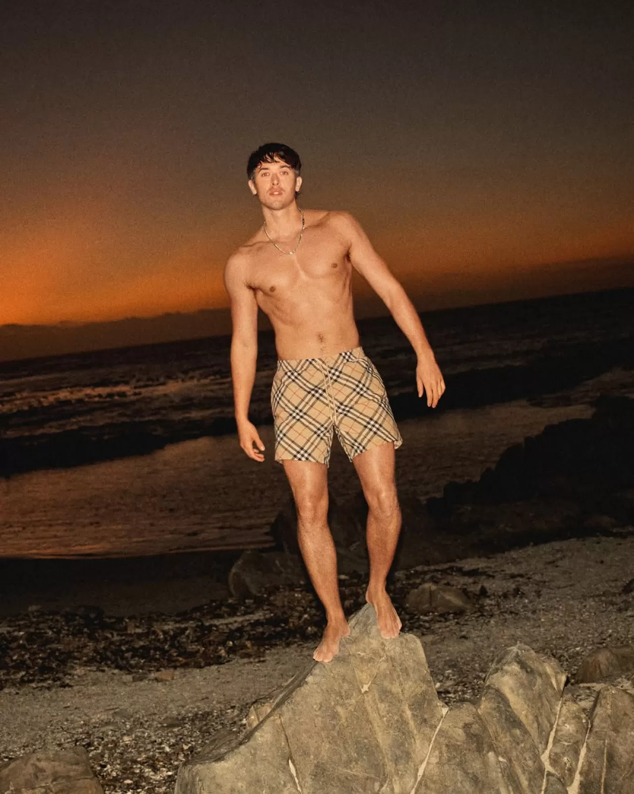 Tom Blyth'ten Golden Hour Stili: Burberry Check ile Gün Batımı Anları