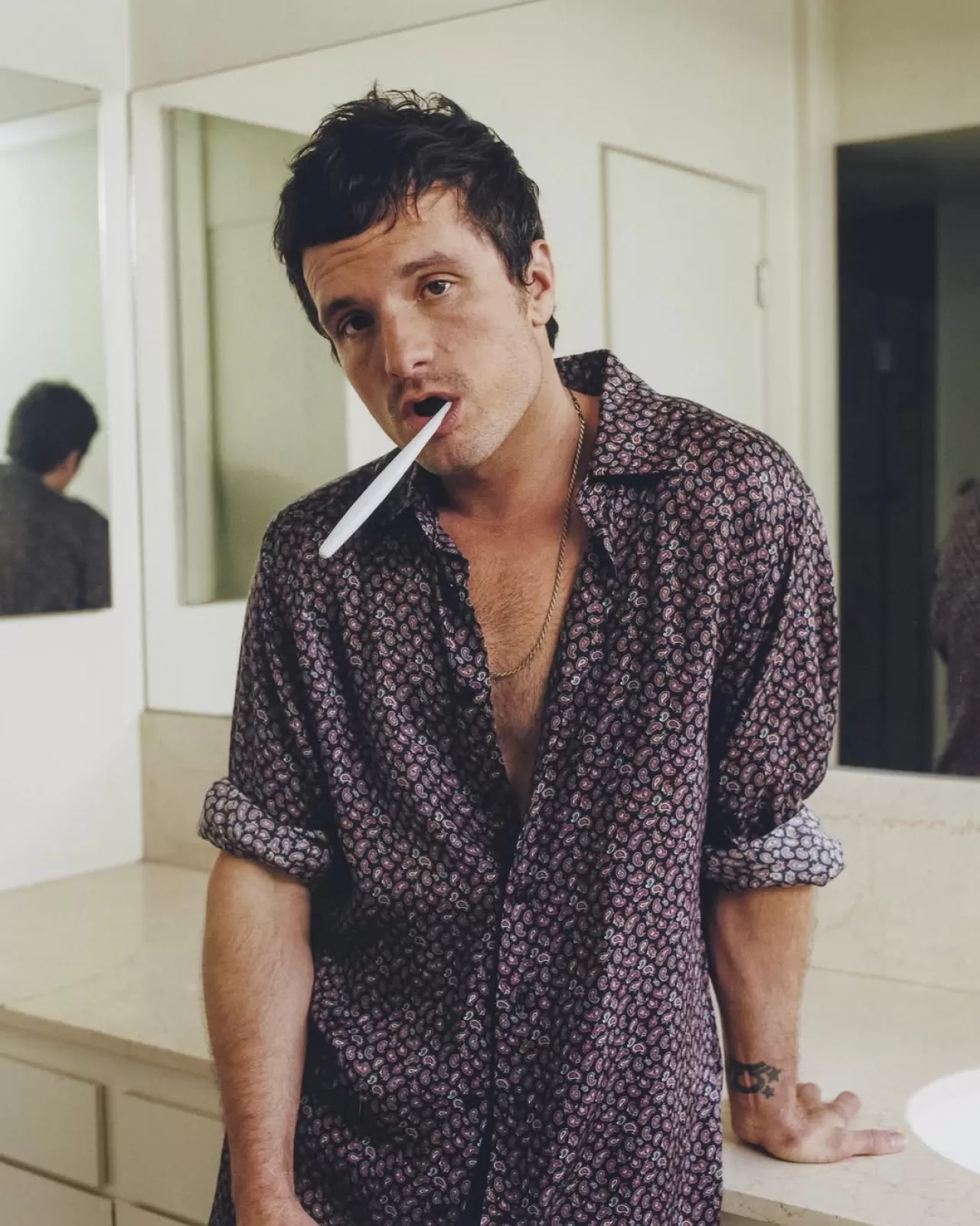 Josh Hutcherson, British GQ için Etro'nun Desenli Gömleğiyle Stil Sahnesinde