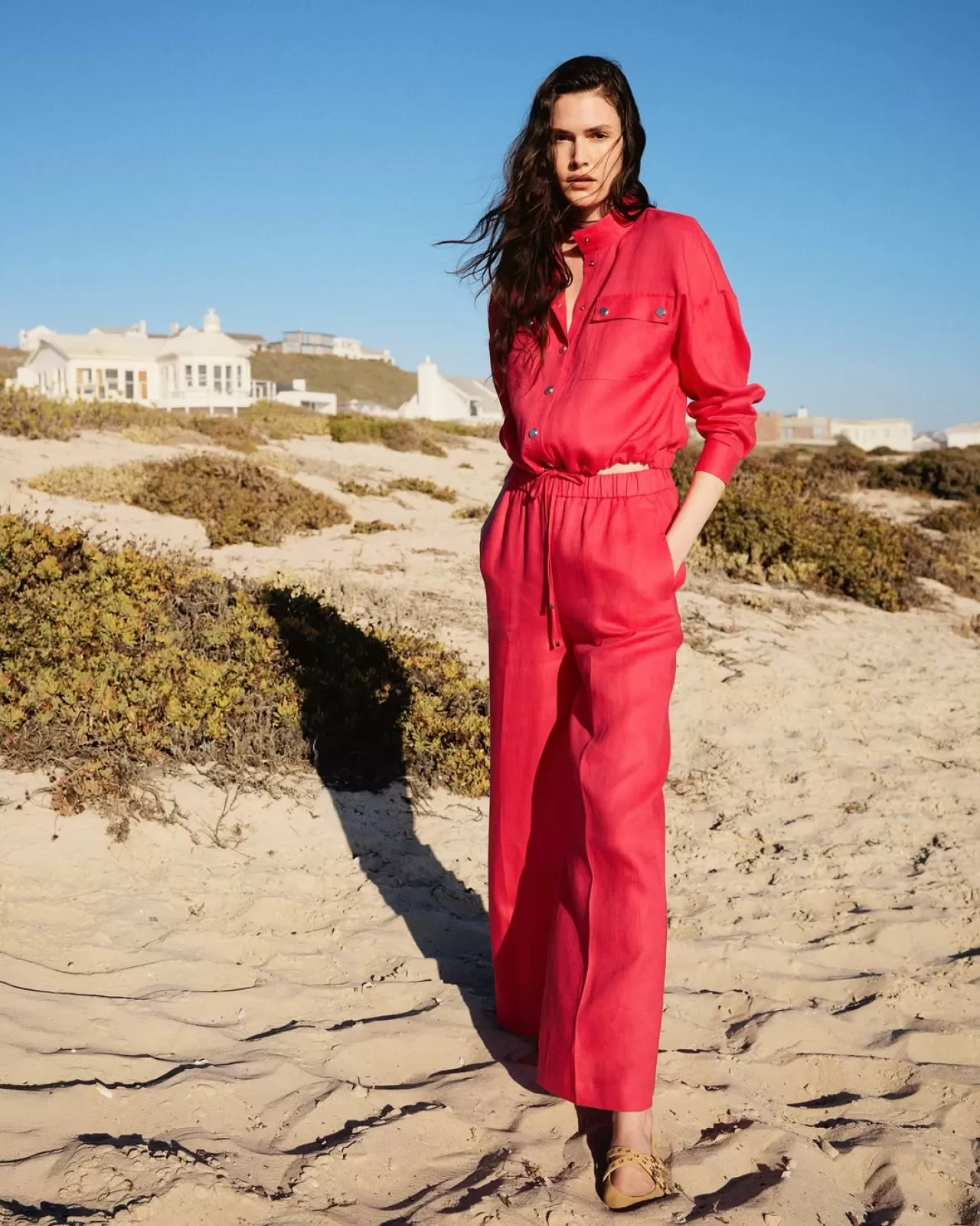 2026 Yaz Modasında Nar Çiçeği Rengi ve Keten Dokusu Öne Çıkıyor