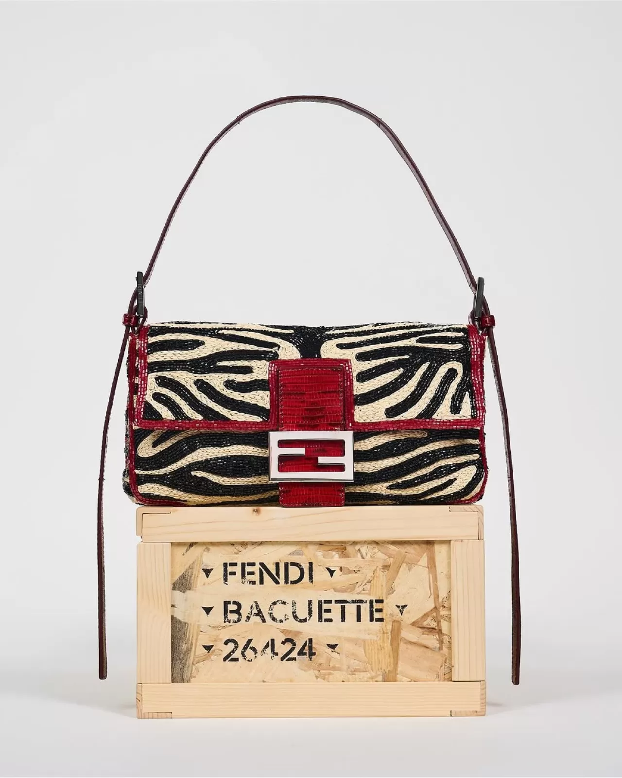 Fendi'nin Milano'ya Özel 22.600 Boncuklu Baguette Çantası: 70 Saatlik El İşçiliği
