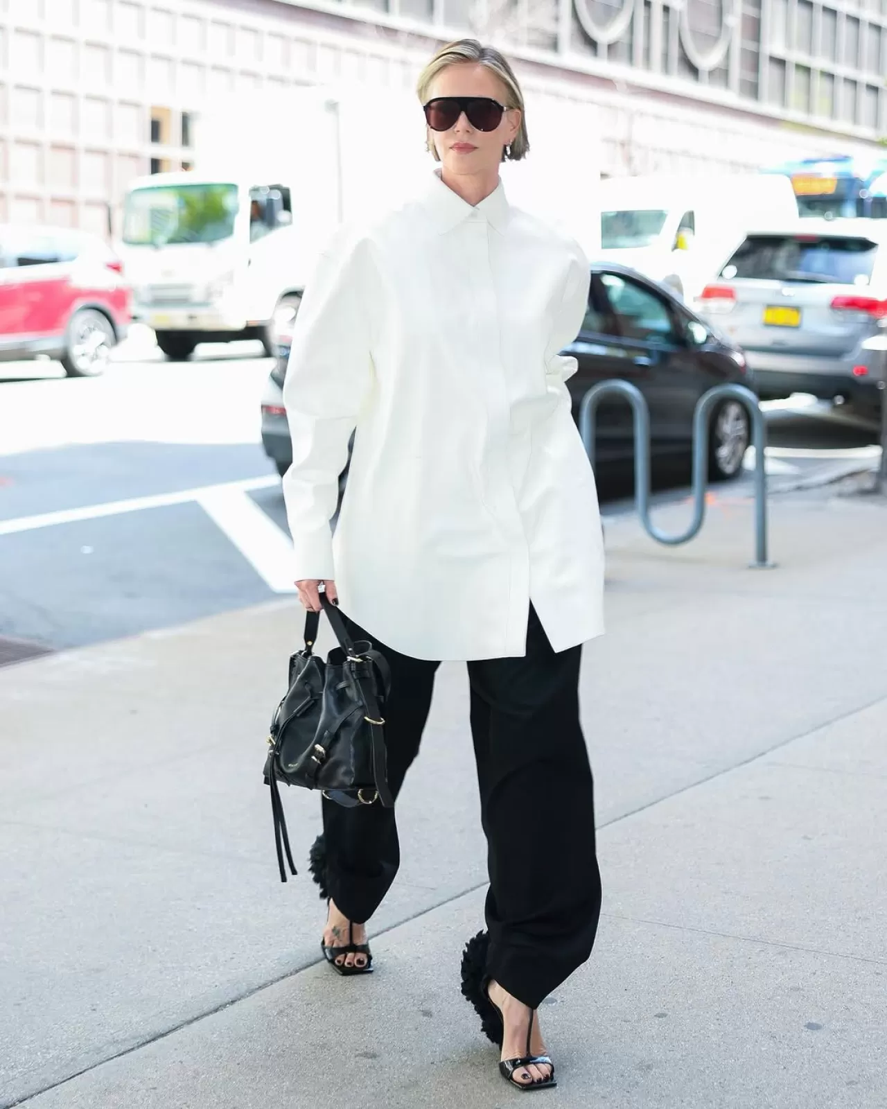 Charlize Theron, Apex Tanıtım Turunda Givenchy'nin İkonik Stilini Sergiliyor