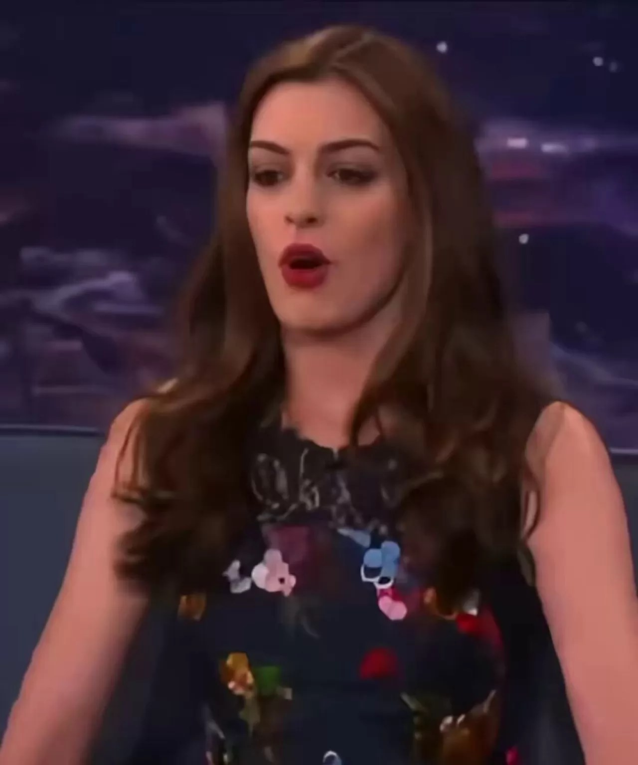 Anne Hathaway'in Bilinmeyen Yeteneği: Şarkı Söylerken İzleyenleri Büyülüyor